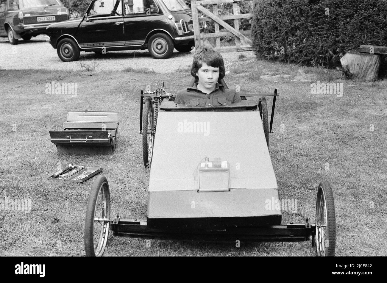 Lucas ¿2000 Electric Motor Contest. Das Bild zeigt die Auto-Nr.: 16. Bildershow Nichola Grant, 15 Jahre alt, aus Stisted, Essex, bei Brainstree, Mit seinem Elektroauto namens Tornado. Nicholja ist nicht alt genug, um selbst zu fahren, also hat er einen Freund eingestellt. Es ist Nicholks eigenes Design rundherum. Bild zeigt Nicholmann im Motor. Bild aufgenommen am 2.. August 1979 Stockfoto