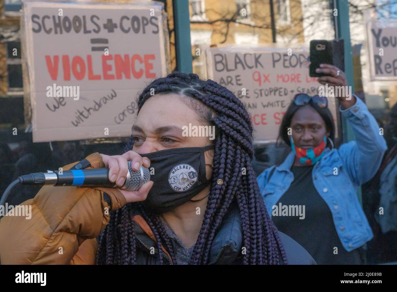 London, Großbritannien. 18. März 2022. Hackney Cop Watch führte einen Protest auf der Stoke Newington Polizeiwache an, nachdem berichtet wurde, dass das 15-jährige Kind Q während ihrer Periode durch eine vollständige Streifensuche durch zwei weibliche Met-Beamte traumatisiert wurde, fast sicher, weil sie schwarz war. Nach ein paar Reden zogen ihre Proteste um die Straße zu blockieren und sich auf der Straße zu behaupten, dass in Schulen keine Polizei mehr eingesetzt werden konnte.im vergangenen Jahr wurden in Hackney-Schulen 25 Kinder auf Streifzügen durchsucht und nur 2 waren weiß. Ihre Schule in Hackney rief im Dezember 2020 die Polizei an, nachdem die Mitarbeiter dachten, sie könnten Cannabis riechen, während sie eine verspottete Exa saß Stockfoto