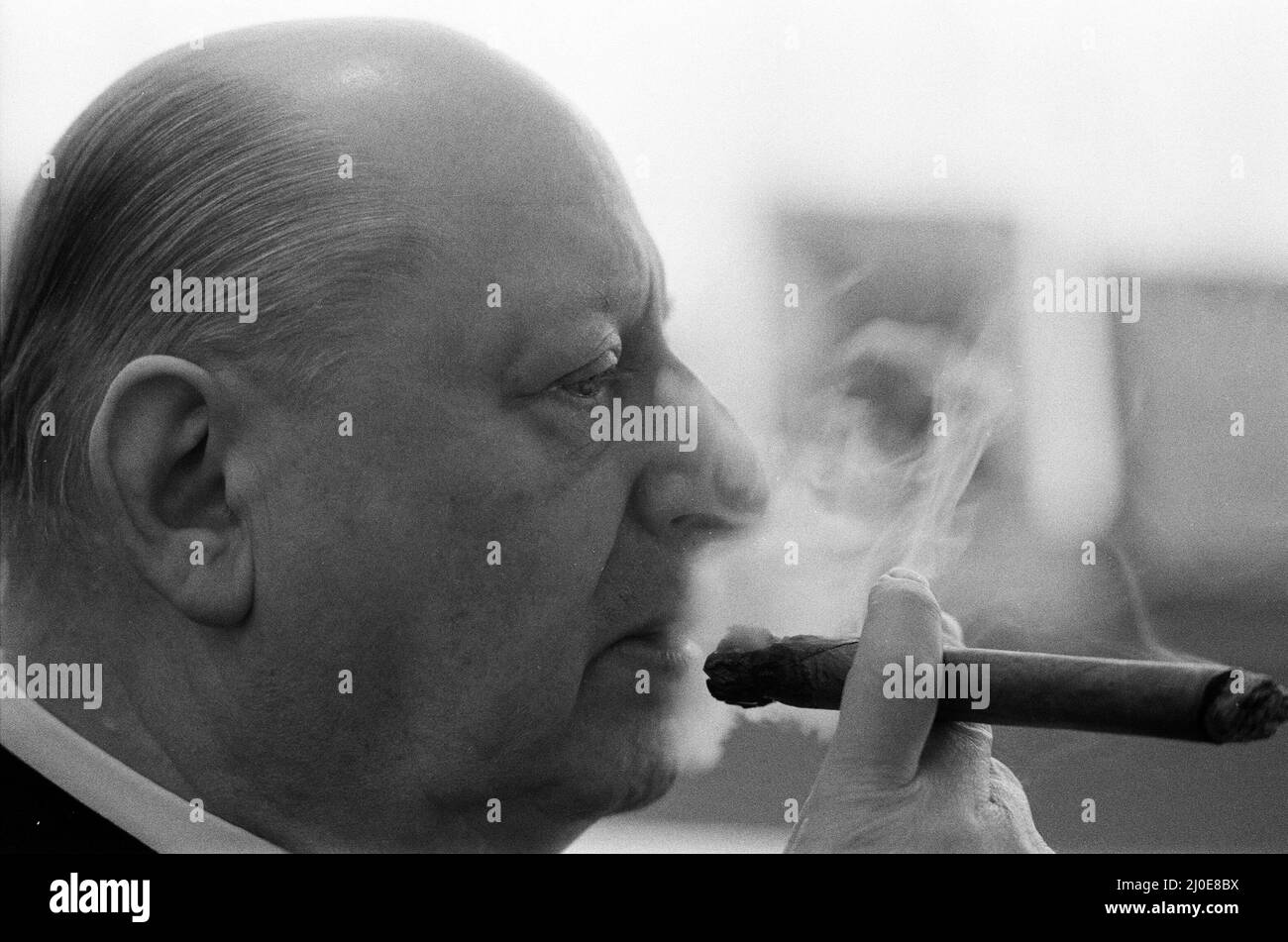 Media Mogul Lew Grade, Leiter des ATV-Fernsehens, raucht an einer seiner Markenzeichen Zigarren. 6.. März 1979. Stockfoto