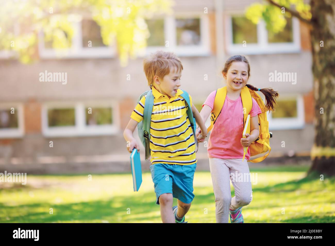 Junge und Mädchen laufen zur Schule Stockfoto