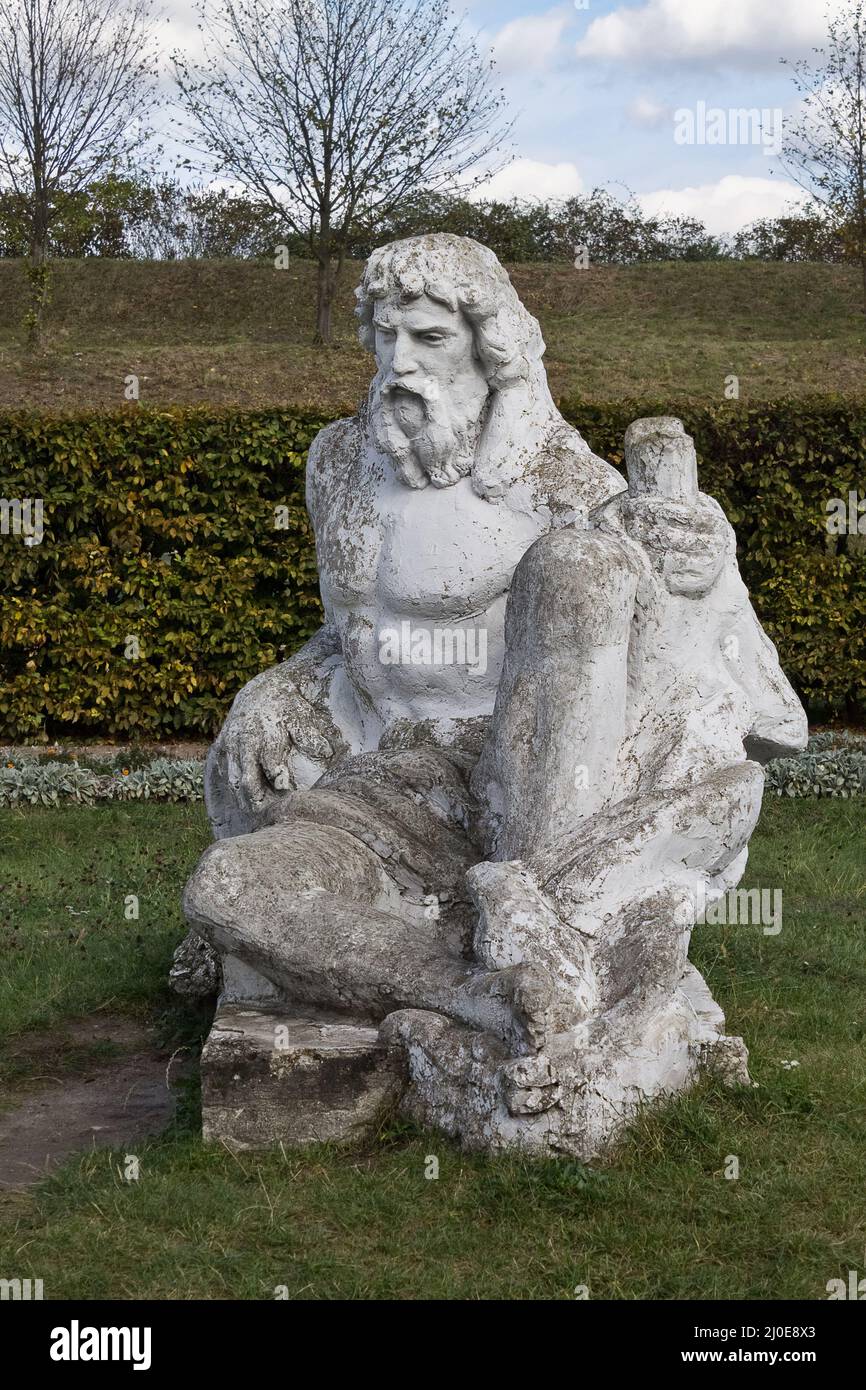 Neptun-Statue im Garten des Schlosses in Zolochiv Ukraine. Vertikale Position Stockfoto