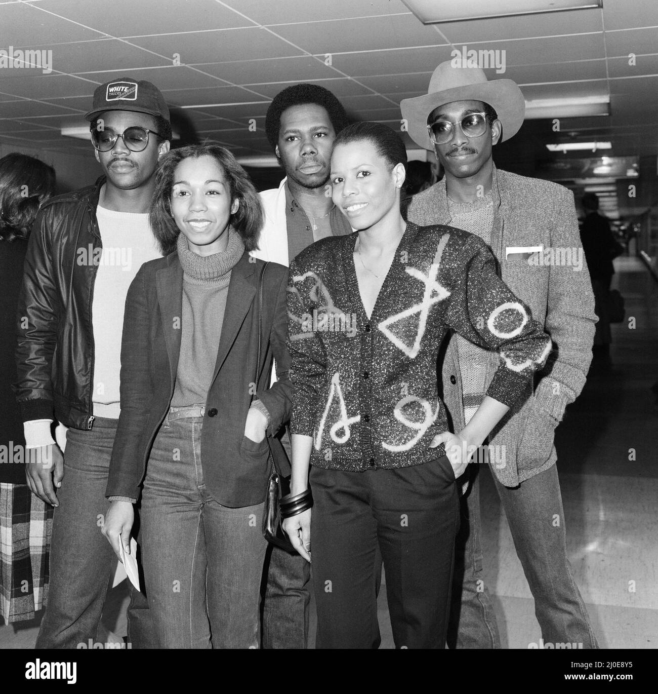 Chic, Music Group, abgebildet am Flughafen London Heathrow, 30.. September 1979. Von links nach rechts hinten, Bernard Edwards, Nile Rodgers, Tony Thompson, von vorne links, Luci Martin und Alfa Anderson. Stockfoto