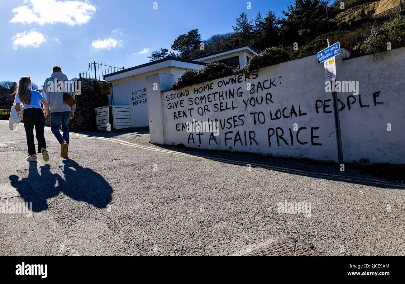 Cornish Widerstand gegen Second-Home-Besitz, St. Agnes. Verdächtiges Zweitwohnungshaus, das während der kornischen Wohnungskrise mit einer Anti-Zweitwohnungsbotschaft verputzt wurde Stockfoto