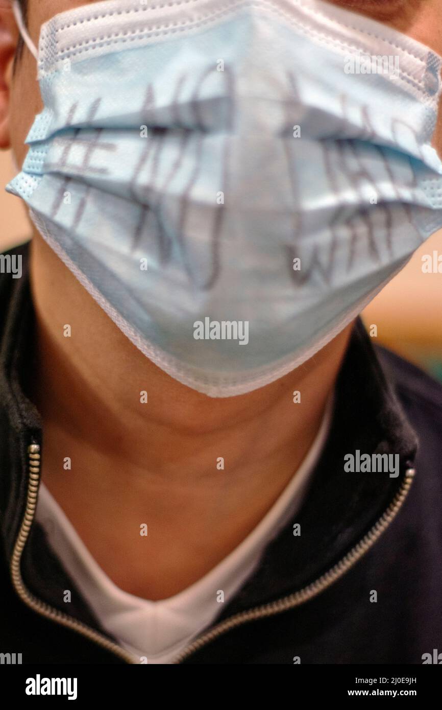 Russischer stiller Protestler ohne Kriegsbotschaft auf Covid19-Maske. Das russische Volk protestiert gegen den Krieg gegen die Ukraine. Stiller Protest durch russisches Konzept. Stockfoto