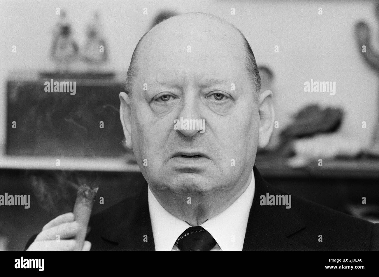 Media Mogul Lew Grade, Leiter des ATV-Fernsehens, raucht an einer seiner Markenzeichen Zigarren. 6.. März 1979. Stockfoto