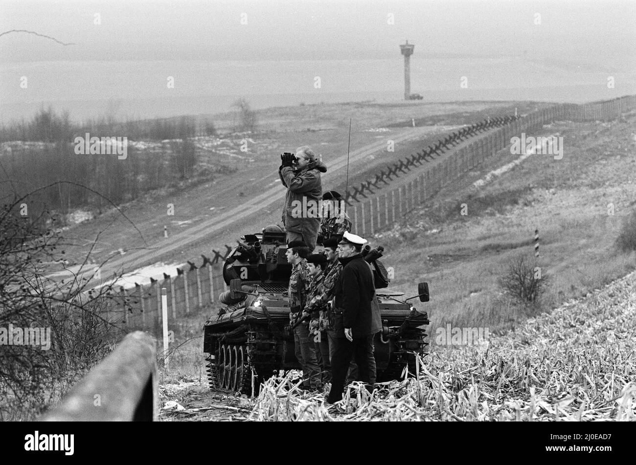 Britische Truppen patrouillieren an der Berliner Mauer zwischen Ost- und Westdeutschland. 13.. Dezember 1979. Stockfoto