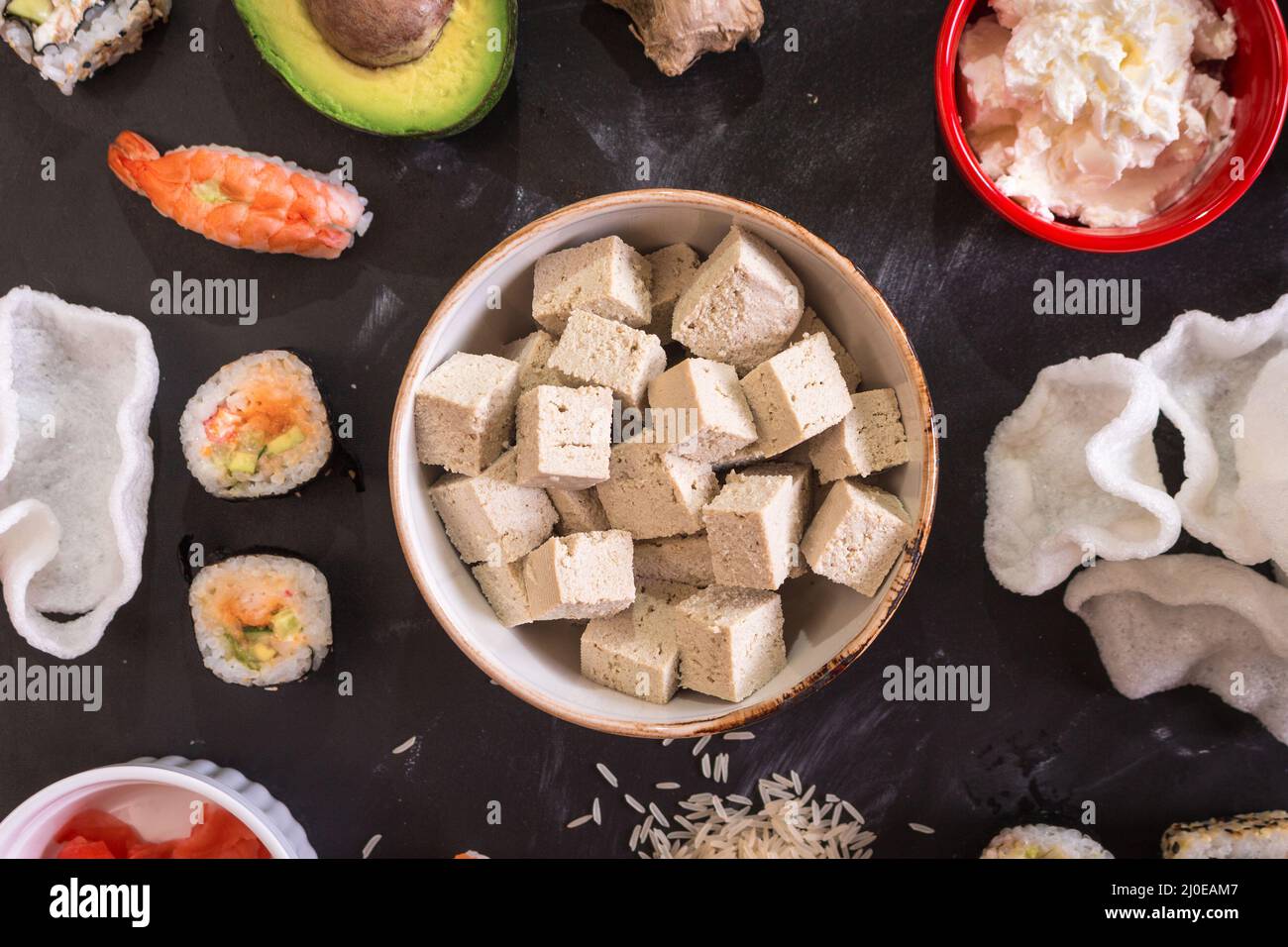 Tofu Käse und Sushi auf einem dunklen Hintergrund Stockfoto