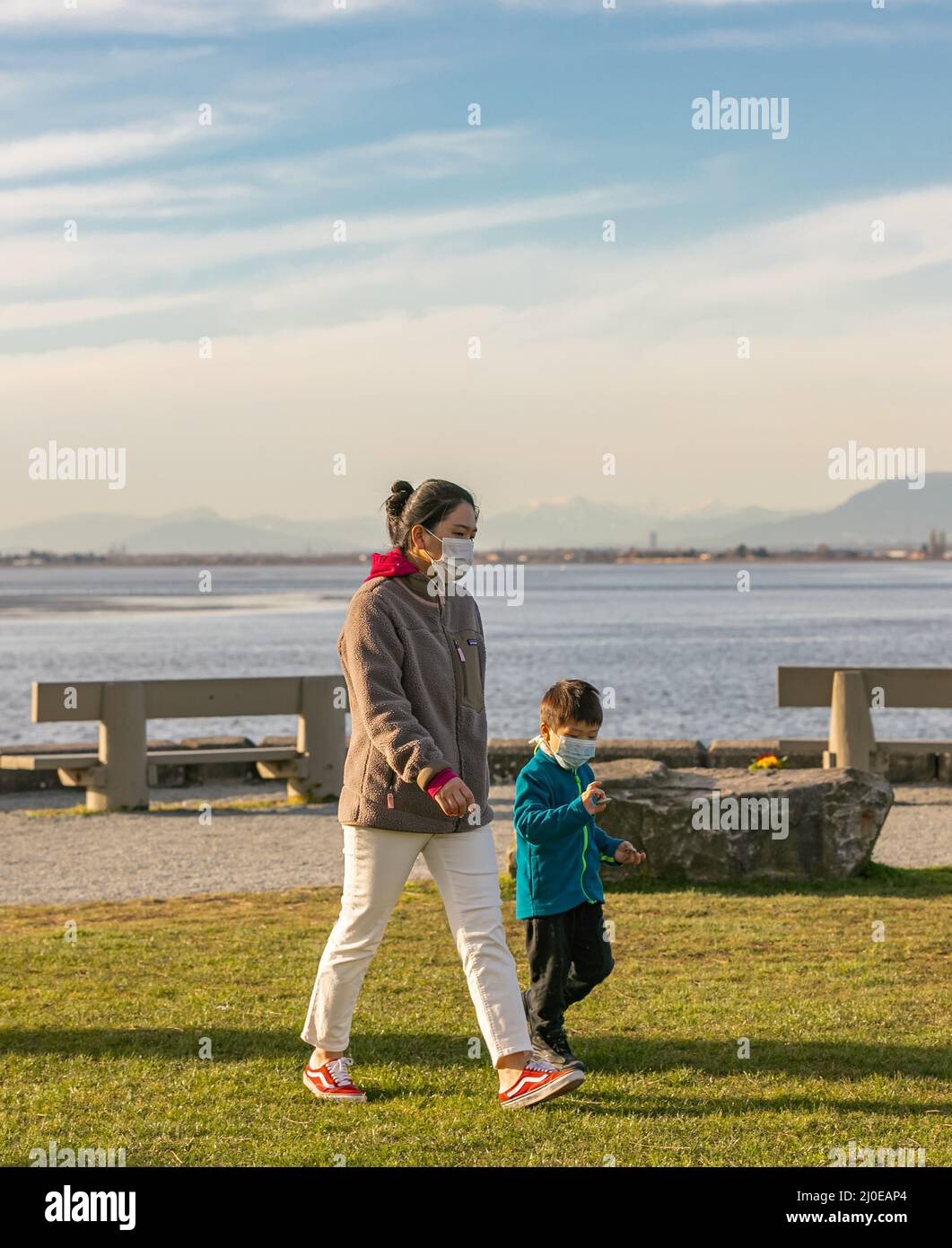 Eine asiatische Mutter nimmt ihren Sohn mit auf einen Spaziergang im Park Stockfoto