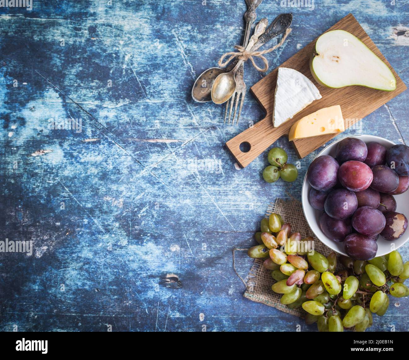 Frische natürliche Früchte und Käse Stockfoto