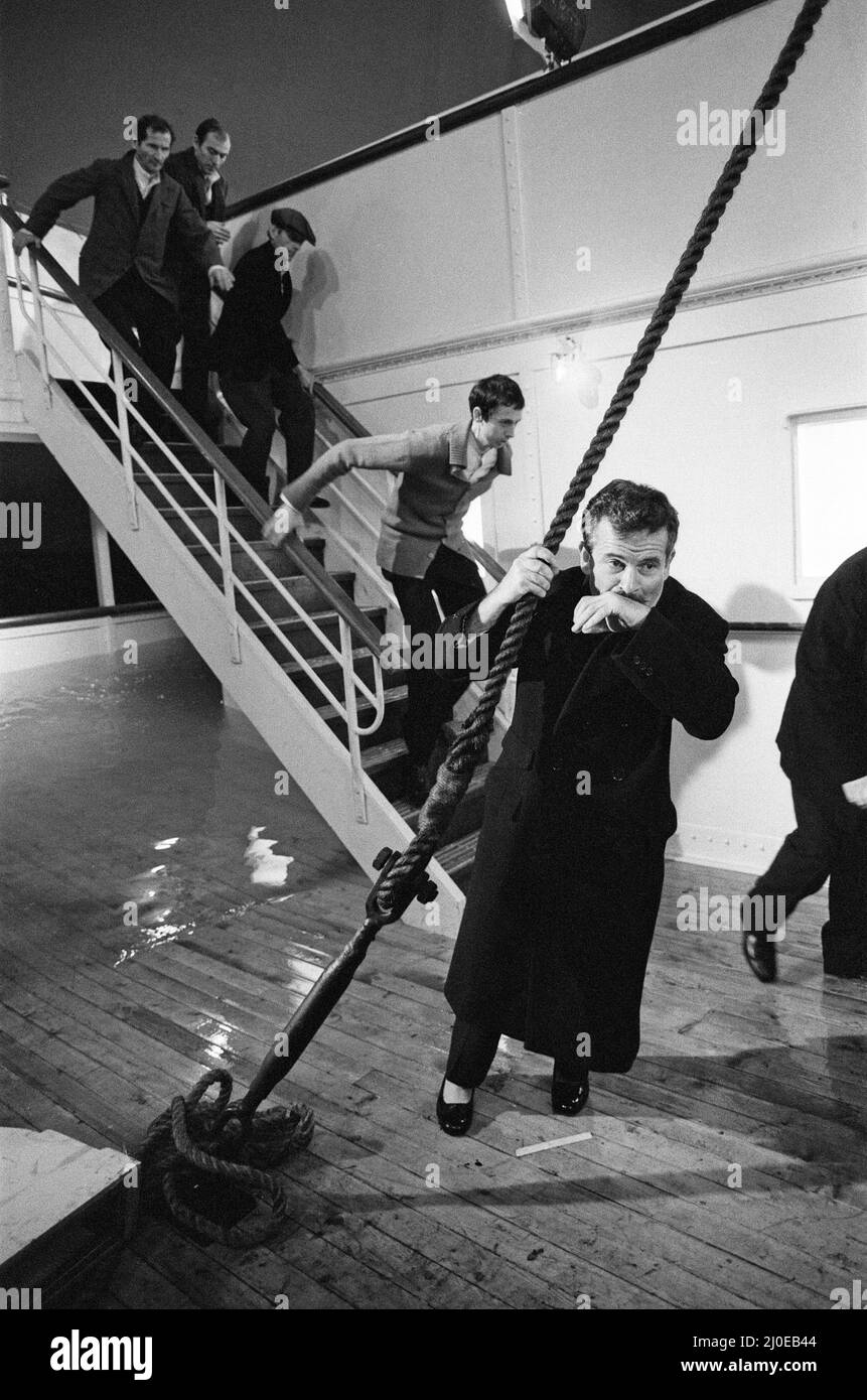 Die Dreharbeiten von „S.O.S. Titanic“ in den Shepperton Studios. Im Bild Ian Holm, der die Rolle des „Besitzers“ J Bruce Ismay spielt. 11.. April 1979. Stockfoto