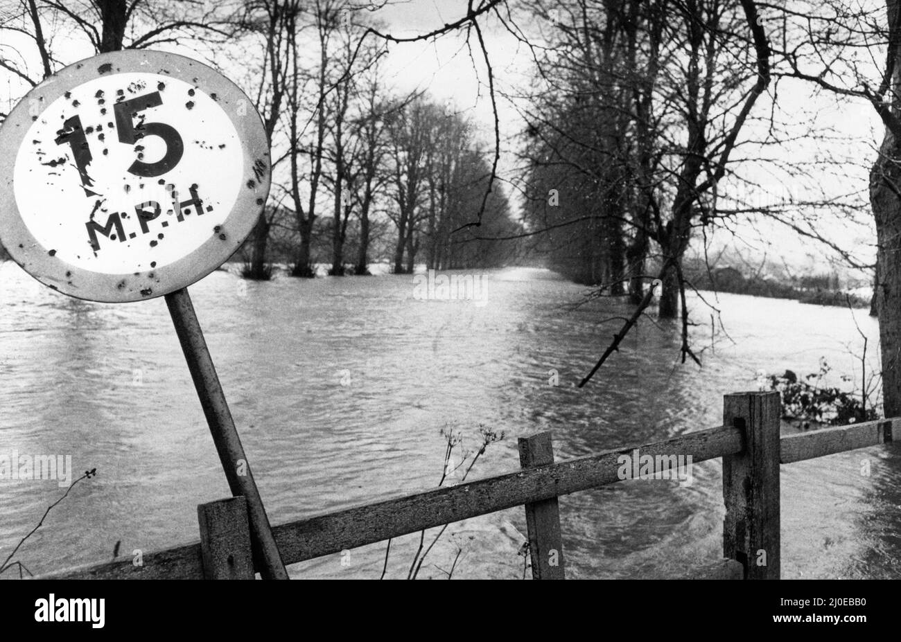 Cardiff Hochwasser 1979, unser Bild zeigt ... 15 Meilen pro Stunde gibt das Schild an, aber nur mit dem Boot, da der Fluss Taff unter der Western Avenue Bridge rast und seine Ufer bricht, Cardiff, Donnerstag, den 27.. Dezember 1979. Stockfoto