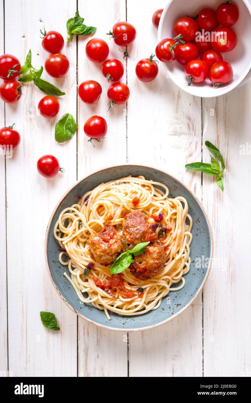 Spaghetti mit hackbällchen und Tomatensauce auf einer Platte Stockfoto