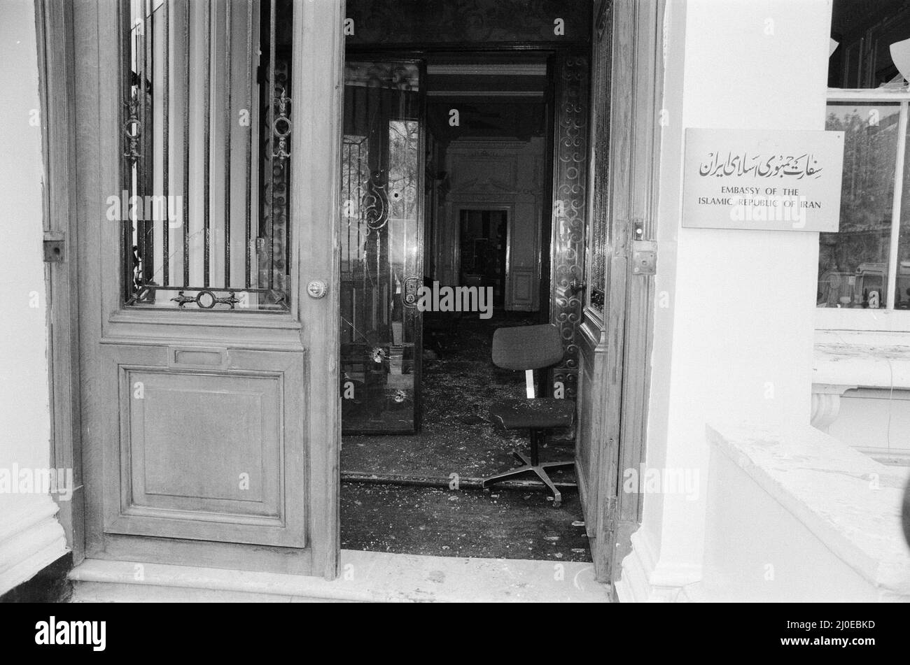 Die iranische Botschaft belagert in London, wo sechs bewaffnete Männer der iranischen extremistischen Gruppe „Demokratische Revolutionsbewegung zur Befreiung Arabistans“ das Gebäude stürmten und 26 Geiseln nahmen, bevor die SAS die Botschaft zurückeroberten und die Geiseln befreiten. Ein Blick auf den Schaden in der Eingangshalle des Botschaftsgebäudes, zwei Tage nachdem die SAS Gewitter durch das Fenster warf, um die Belagerung zu beenden. 7. Mai 1980. Stockfoto