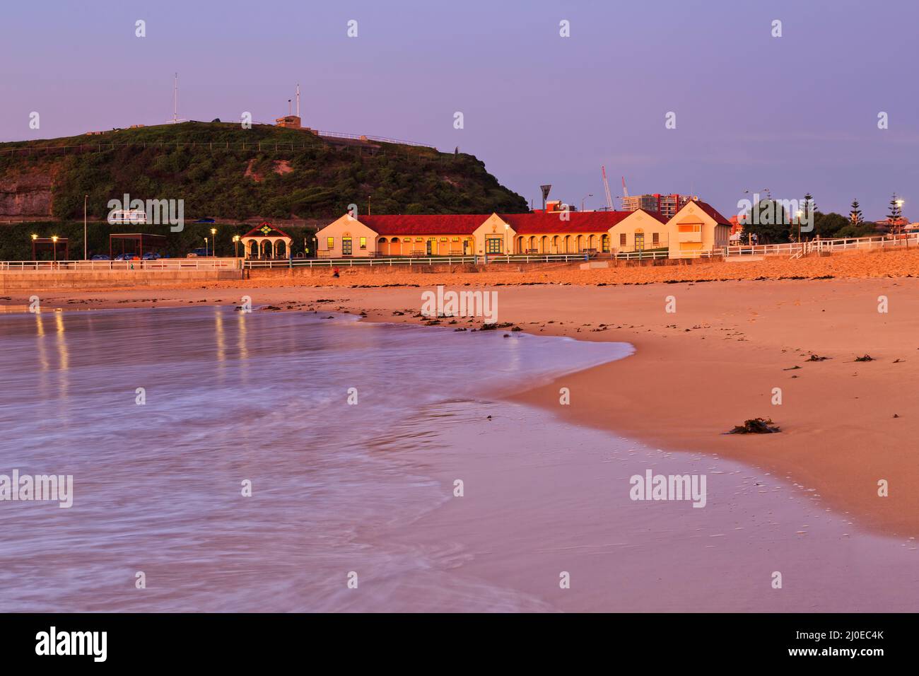 Öffentliches Bad am Nobbys Beach in Newcastle, der australischen Stadt, bei Sonnenaufgang - pazifikküste. Stockfoto
