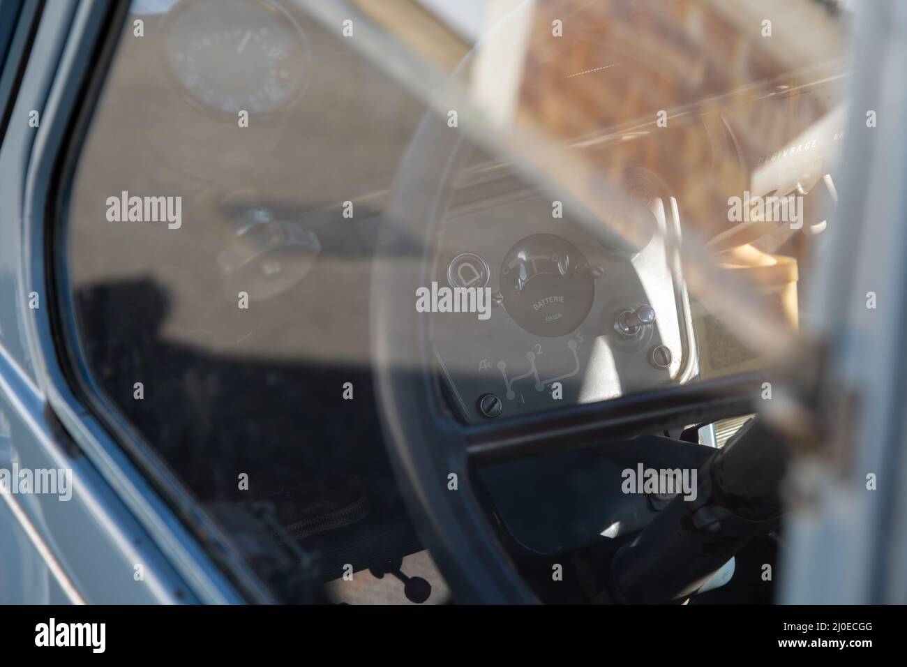 Le Mans, Frankreich - 27. Februar 2022: Ein altes blaues Oldtimer-Oldtimer-Fahrzeug des neuen, sehr 2CV gut in Form. In der Le Mans Straße geparkt. Französisch li Stockfoto