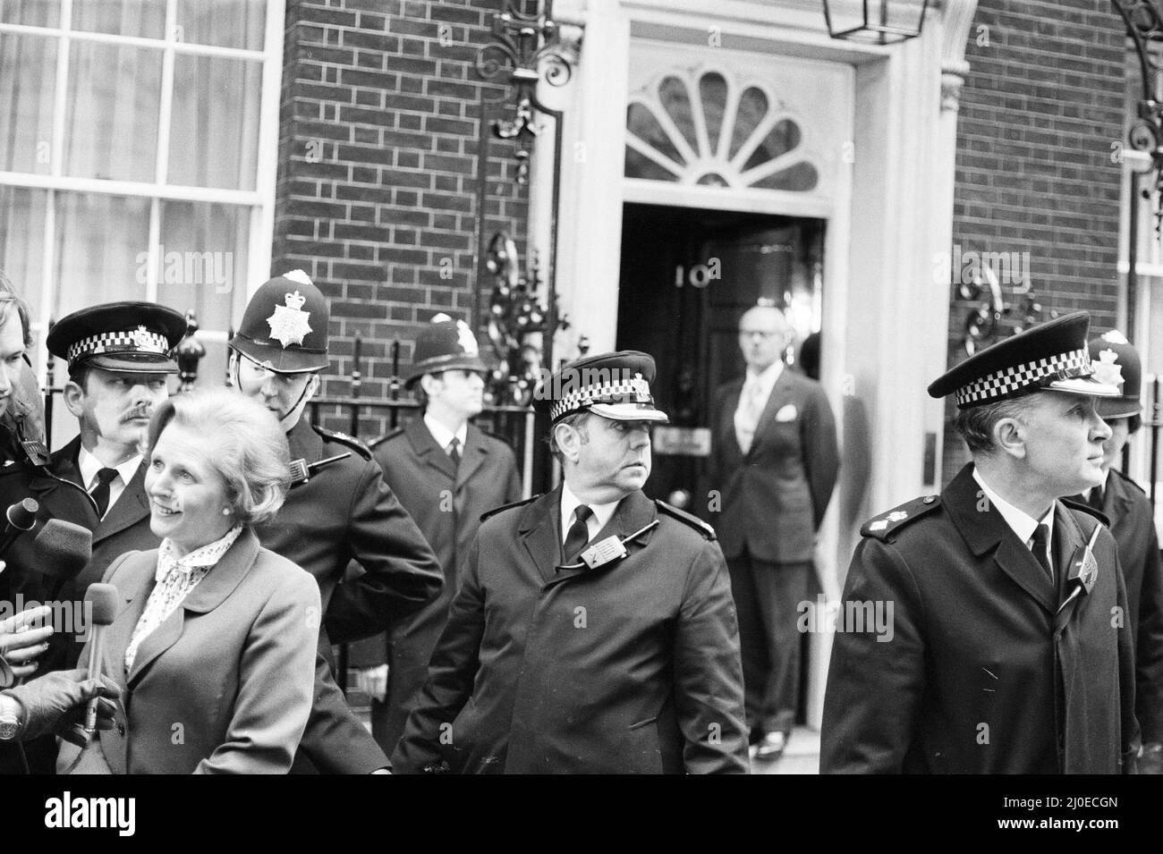 Margaret Thatcher steigt nach ihrem historischen Wahlsieg in die Downing Street Nr. 10 ein und wird damit die erste britische Premierministerin. 4. Mai 1979 Stockfoto Margaret Thatcher steigt nach ihrem historischen Wahlsieg in die Downing Street Nr. 10 ein und wird damit die erste britische Premierministerin. 4. Mai 1979 Stockfoto