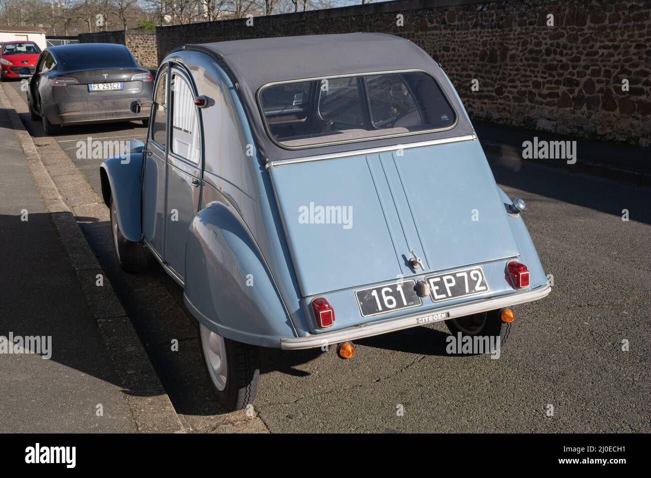 Le Mans, Frankreich - 27. Februar 2022: Ein altes blaues Oldtimer-Oldtimer-Fahrzeug des neuen, sehr 2CV gut in Form. In der Le Mans Straße geparkt. Französisch li Stockfoto