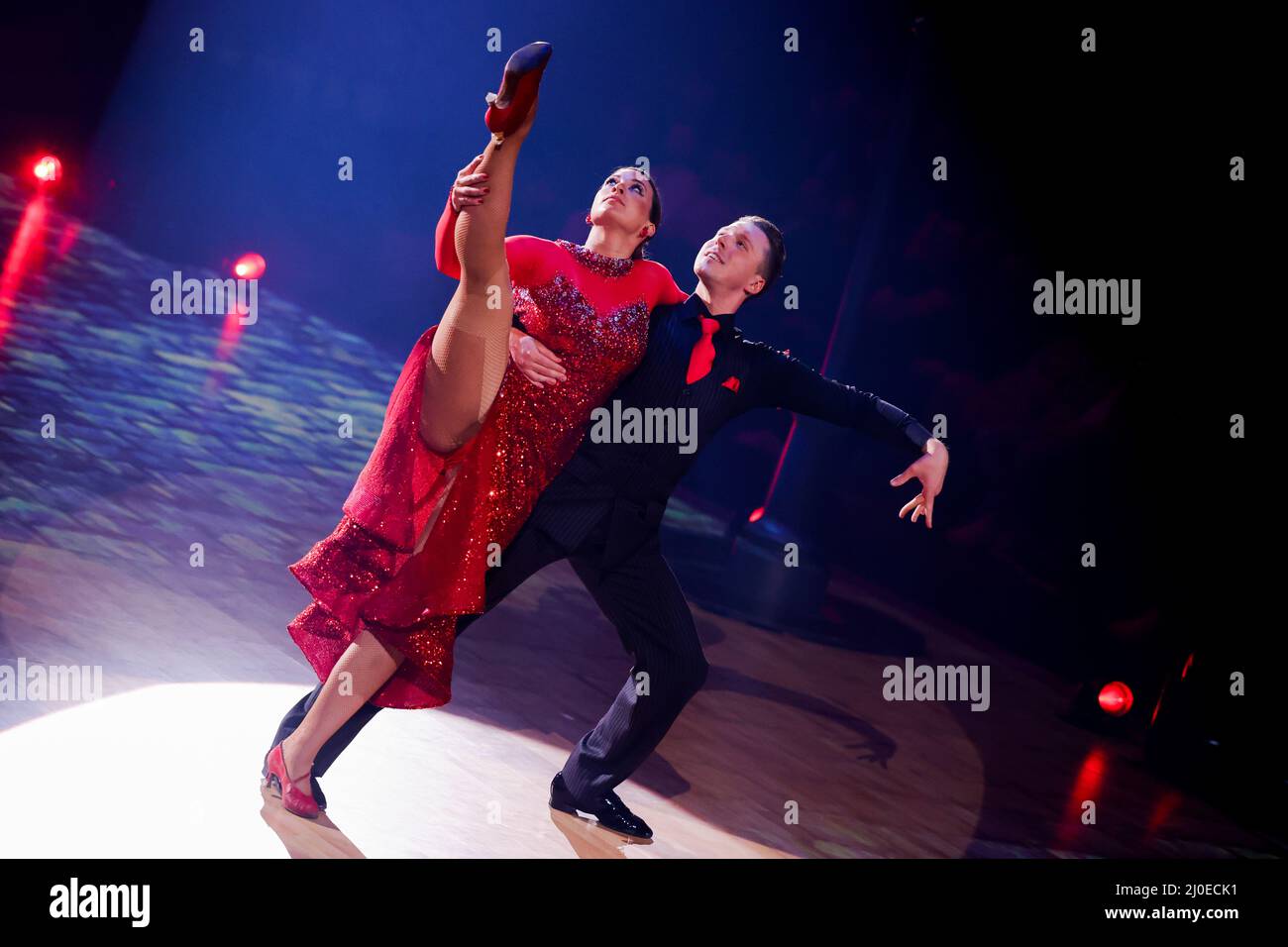 Köln, Deutschland. 18. März 2022. Caroline Bosbach und Valentin Lusin, professionelle Tänzer, tanzen in der RTL-Tanzshow „Let's Dance“ im Coloneum. Quelle: Rolf Vennenbernd/dpa/Alamy Live News Stockfoto