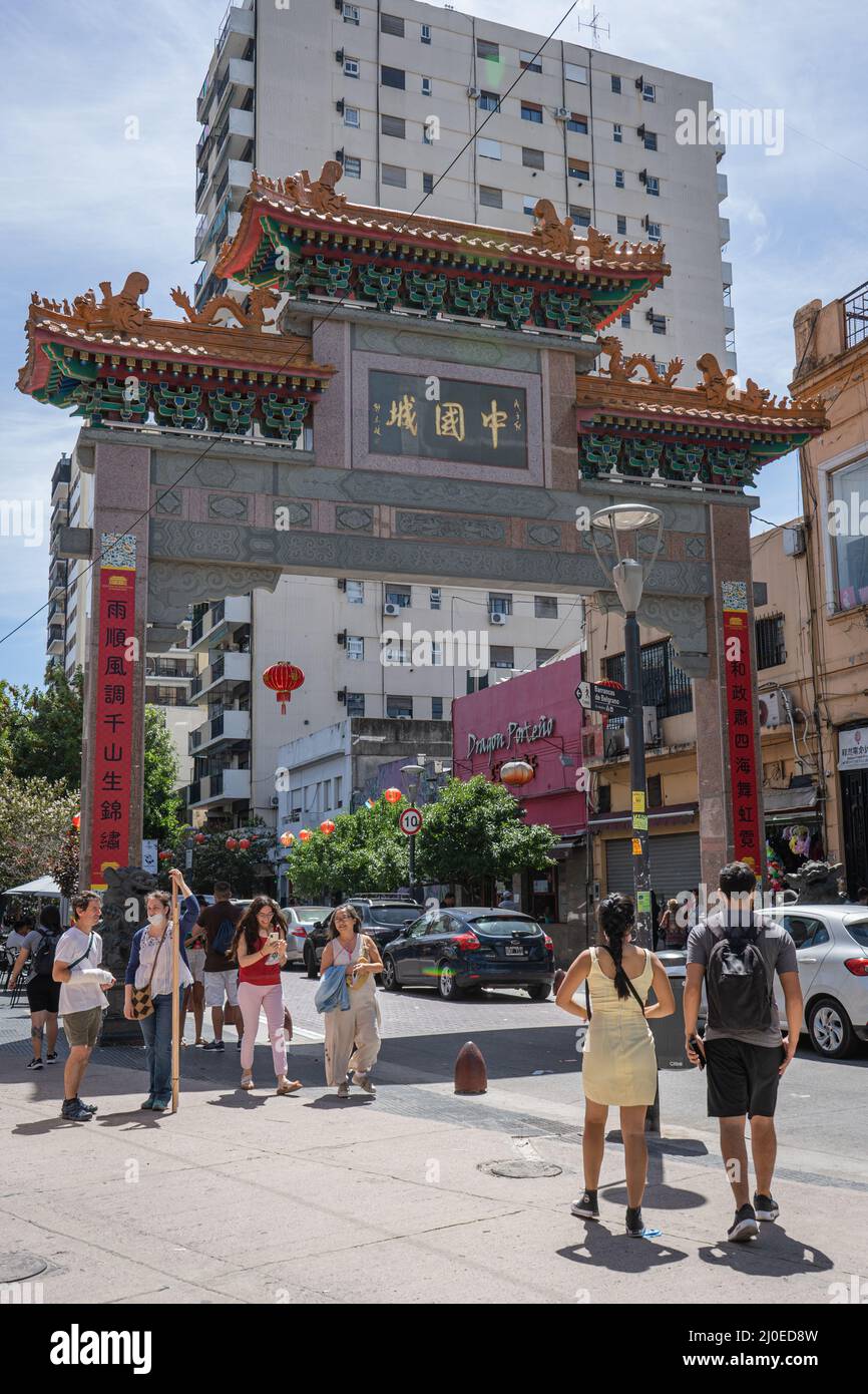 Der Bogen von Chinatown symbolisiert ein Tor. Für den Orient muss man immer einen Raum mit einem Bogen markieren. Wenn Sie sich ein großes Chinatown in der Welt ansehen Stockfoto