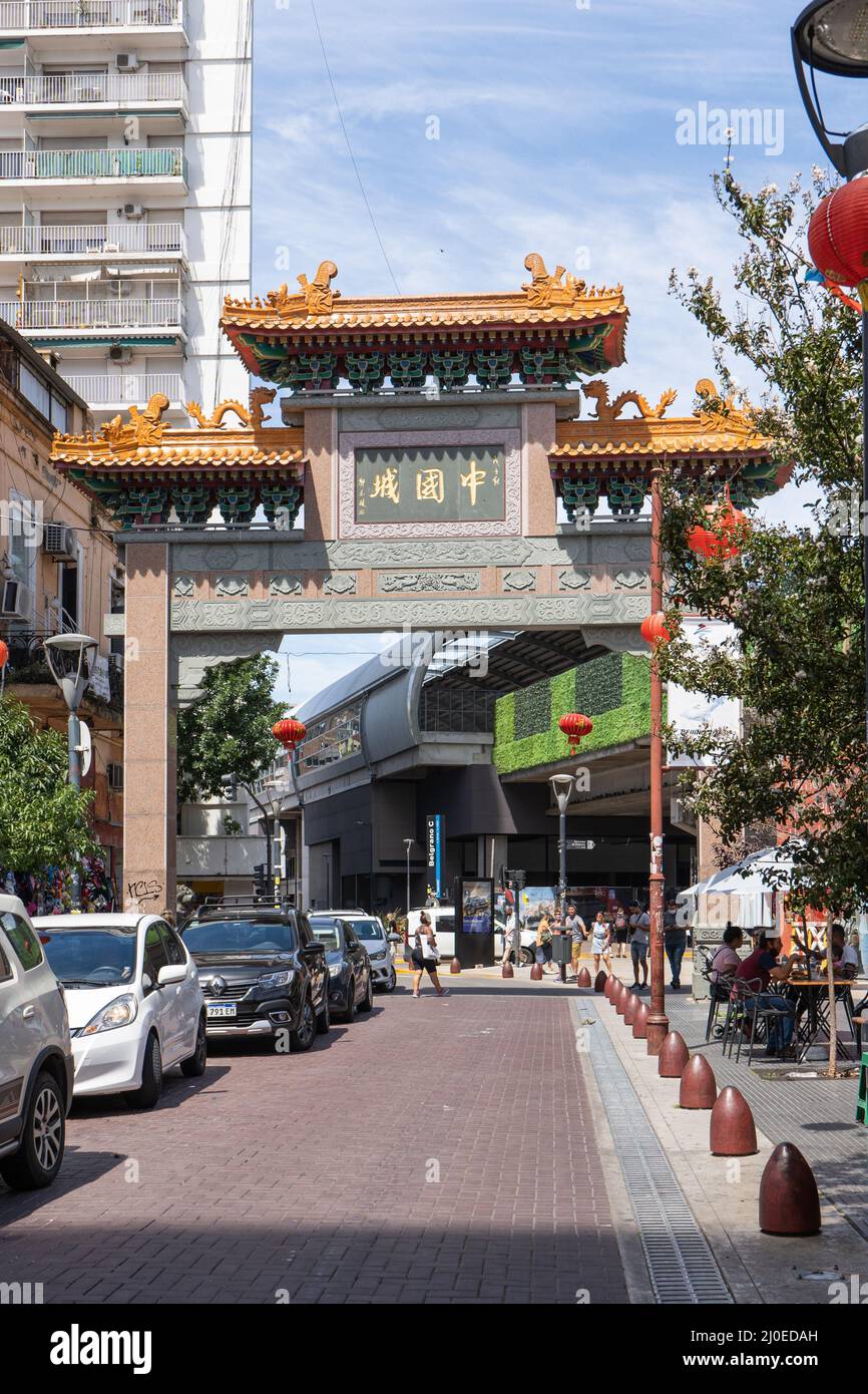 Der Bogen von Chinatown symbolisiert ein Tor. Für den Orient muss man immer einen Raum mit einem Bogen markieren. Wenn Sie sich ein großes Chinatown in der Welt ansehen Stockfoto