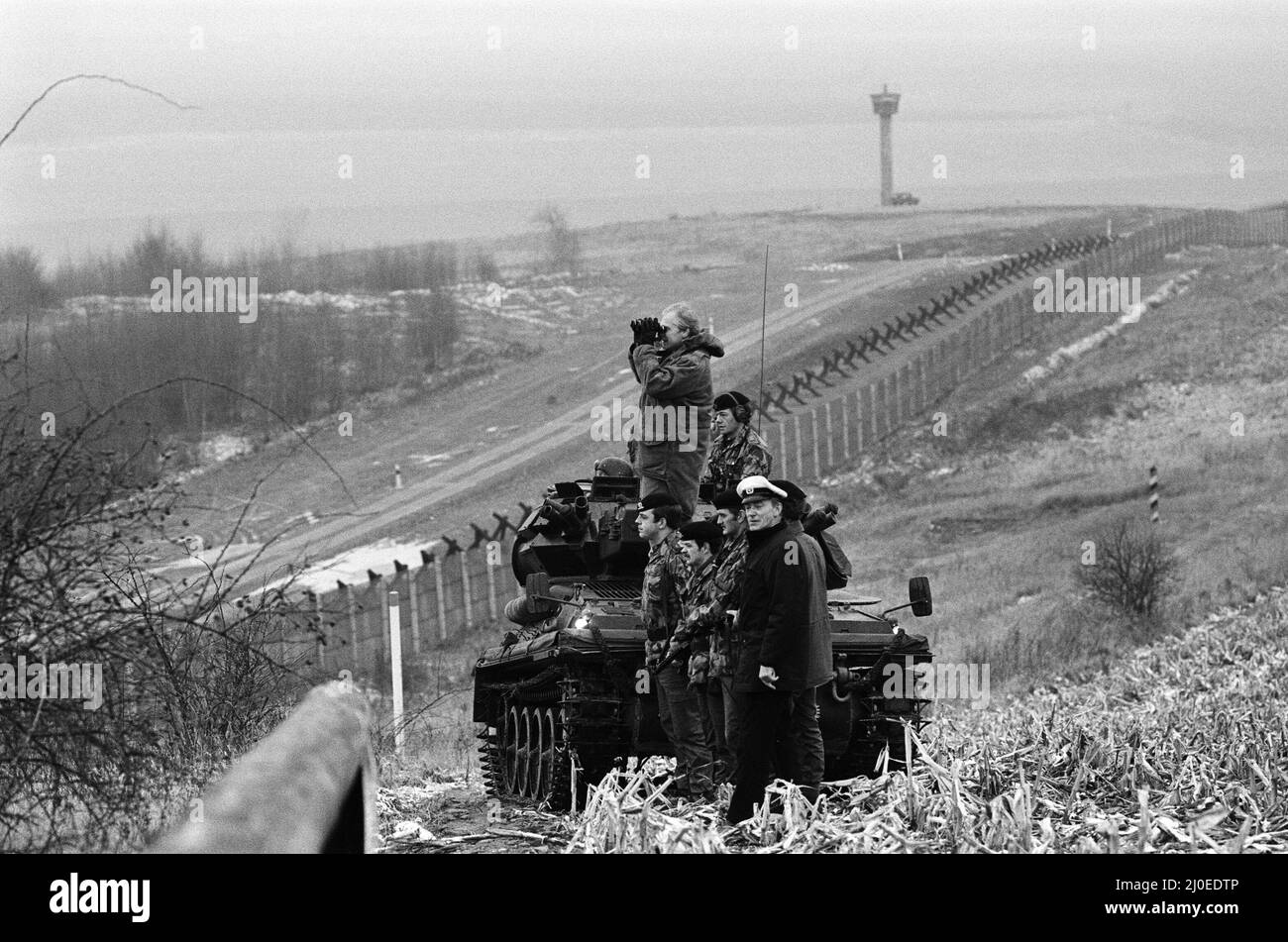 Britische Truppen patrouillieren an der Berliner Mauer zwischen Ost- und Westdeutschland. 13.. Dezember 1979. Stockfoto