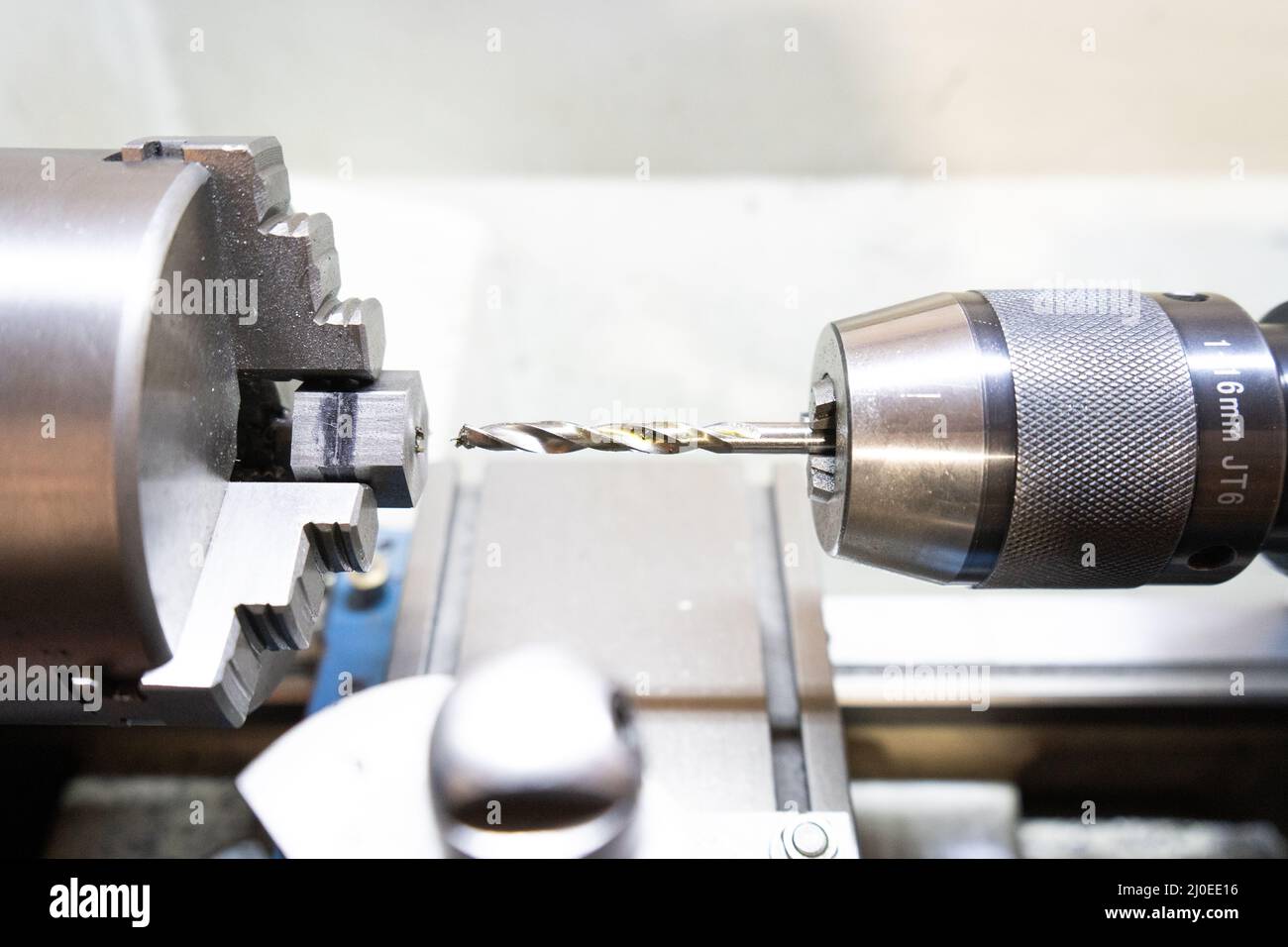 Drehen Sie das Bohren von Metall und hinterlassen Sie Späne Stockfoto