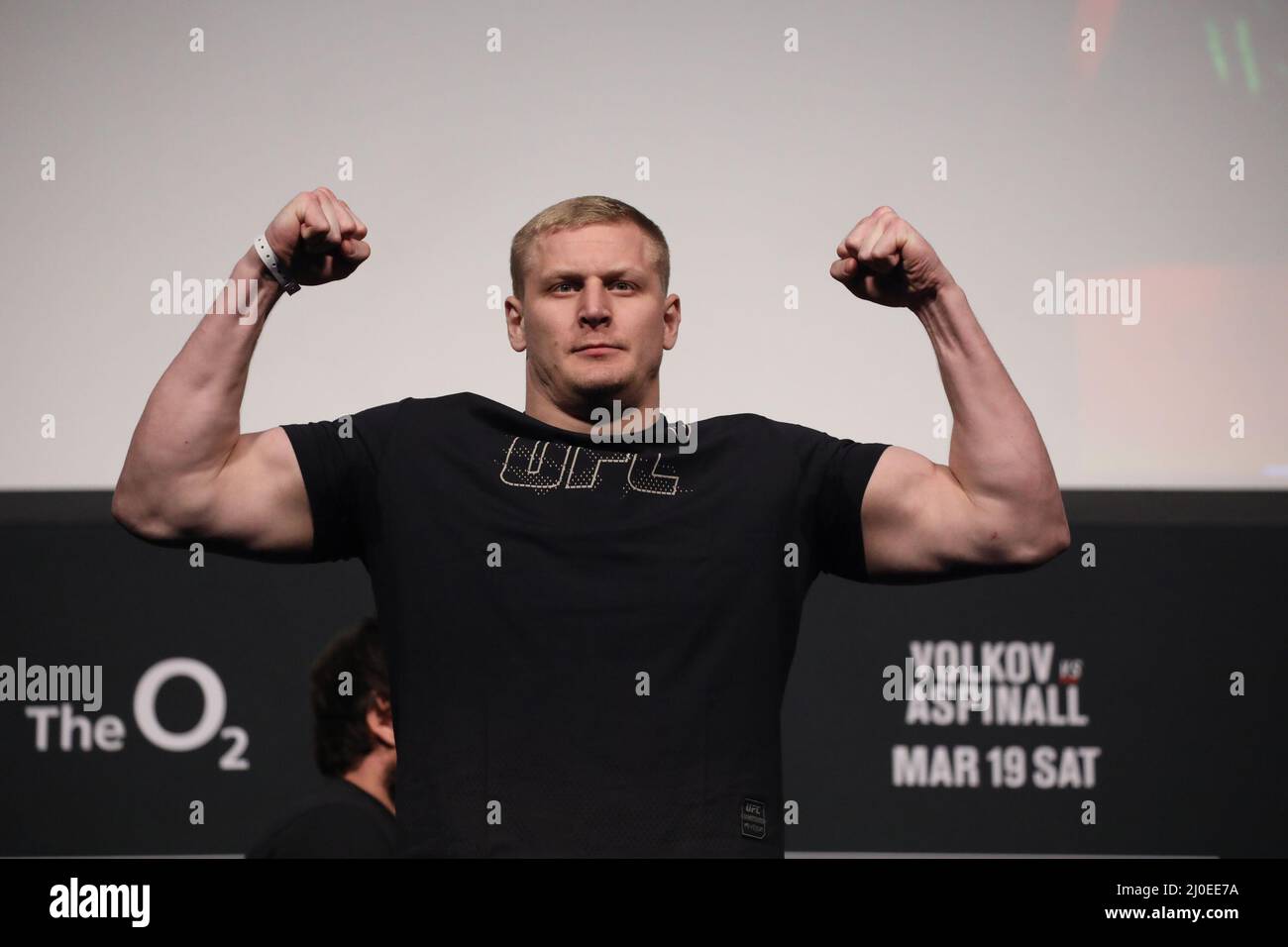London, Großbritannien. 18. März 2022. LONDON, Großbritannien - 18. MÄRZ: Sergei Pavlovich posiert während der UFC-Kampfnacht 204 auf der Skala: Volkov gegen Aspinall wägt am O2 am 18. März 2022 in London, Vereinigtes Königreich, Vereinigtes Königreich. Kredit: Px Images/Alamy Live Nachrichten Stockfoto