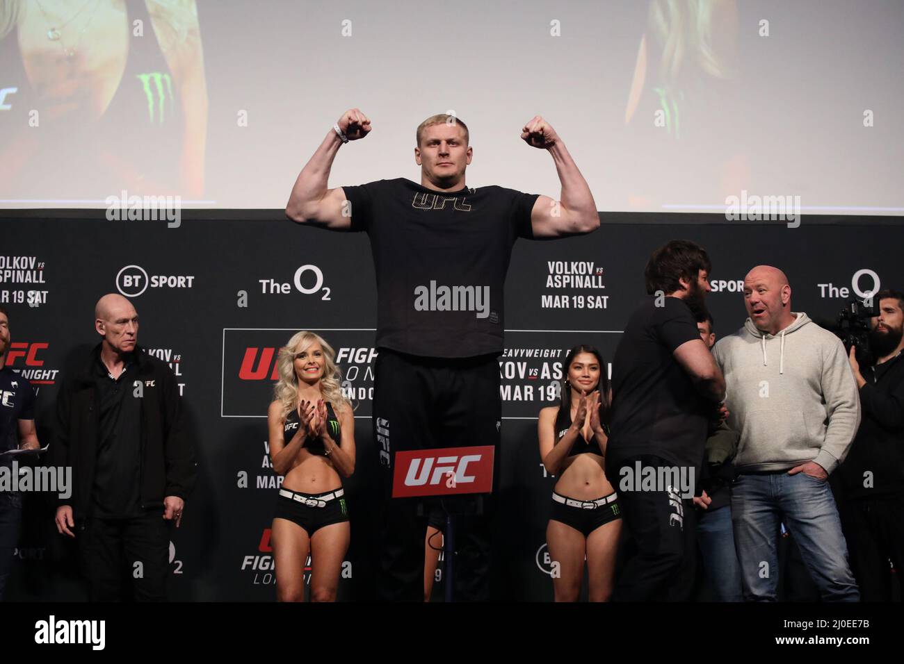 London, Großbritannien. 18. März 2022. LONDON, Großbritannien - 18. MÄRZ: Sergei Pavlovich posiert während der UFC-Kampfnacht 204 auf der Skala: Volkov gegen Aspinall wägt am O2 am 18. März 2022 in London, Vereinigtes Königreich, Vereinigtes Königreich. Kredit: Px Images/Alamy Live Nachrichten Stockfoto