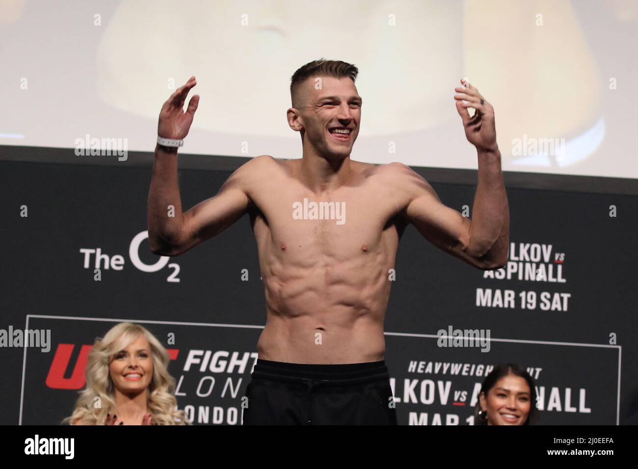 London, Großbritannien. 18. März 2022. LONDON, Großbritannien - 18. MÄRZ: Dan Hooker posiert während der UFC-Kampfnacht 204 auf der Waage: Volkov gegen Aspinall wägt am O2 am 18. März 2022 in London, Großbritannien, Großbritannien. Kredit: Px Images/Alamy Live Nachrichten Stockfoto