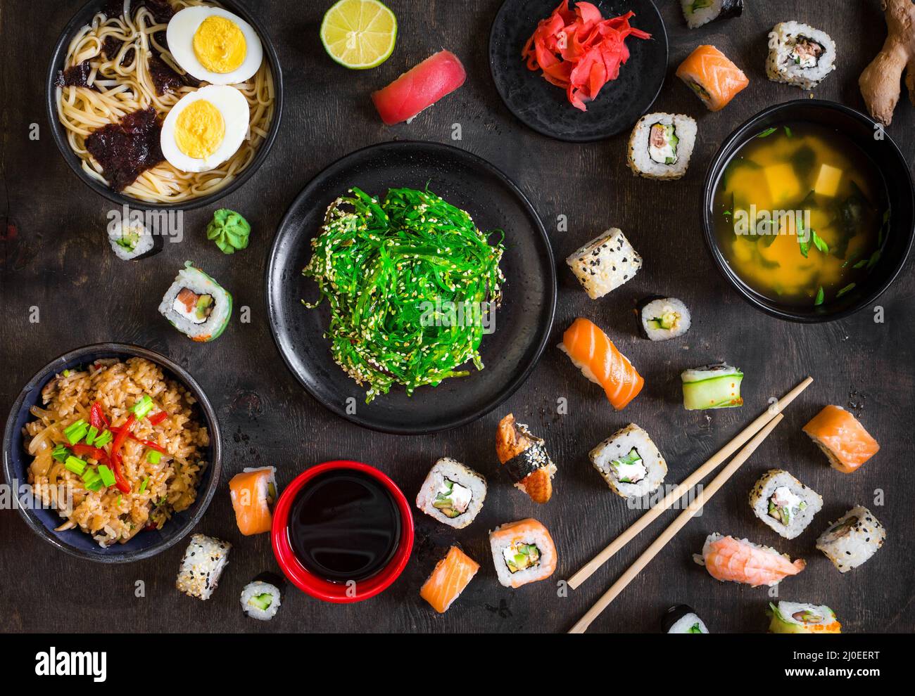 Tisch serviert mit Sushi und traditionelle japanische Küche Stockfoto
