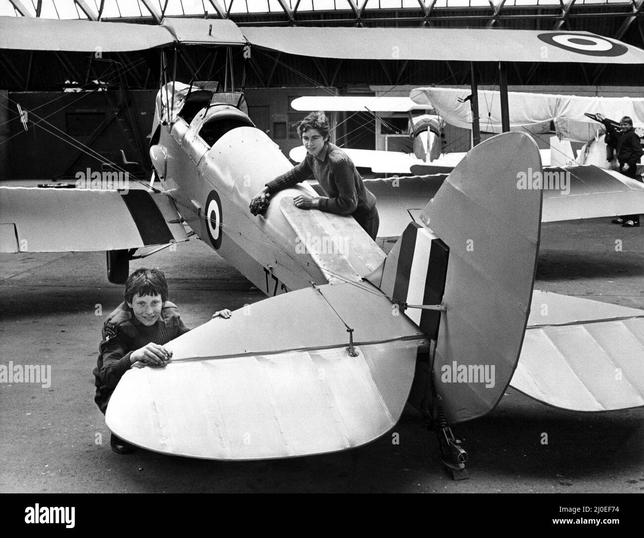 A de Havilland DH 82 Tiger Moth am Flughafen Sunderland wird von ATC-Luftkadetten abgestaubt, um vorbeifliegen zu können. 30.. Mai 1980 Stockfoto