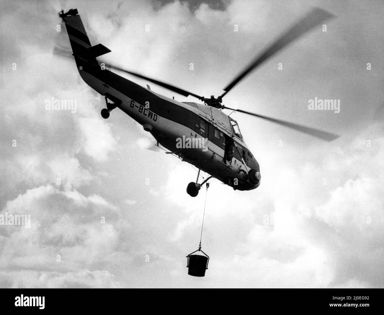 Ein Hubschrauber von Westland Wessex, der von Management Aviation betrieben wird, hebt Beton von Seahouses nach Longstone Island. 14/03/1980 Stockfoto