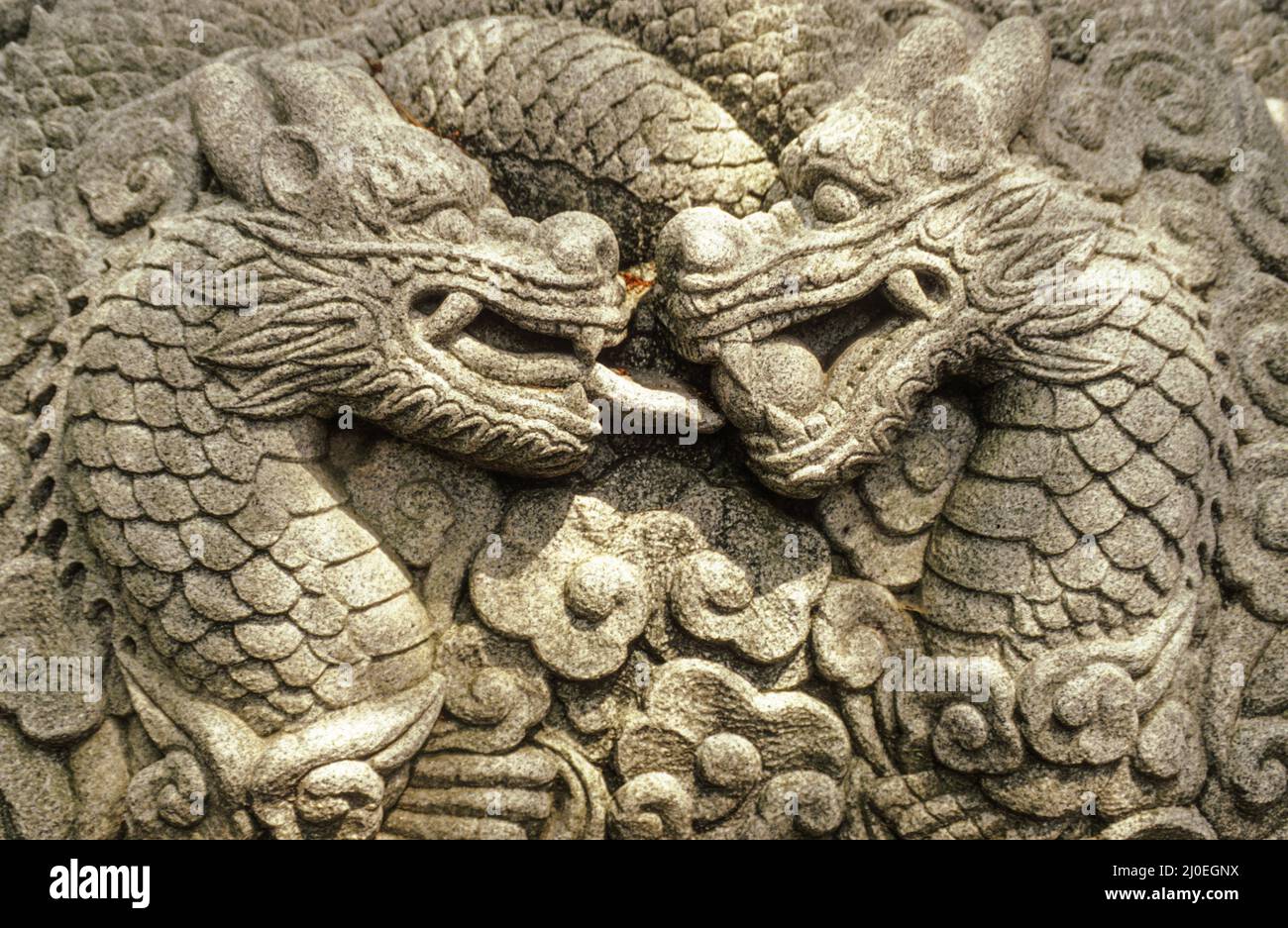 Drachenschmuck im buddhistischen Geumsansa-Tempel in Südkorea. Stockfoto