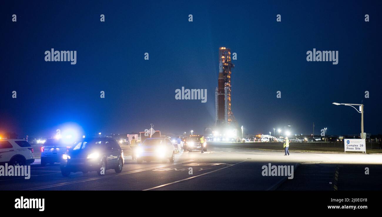 Kennedy Space Center, USA. 17. März 2022. Die NASA Space Launch System Rakete mit der Orion-Sonde an Bord wird von Scheinwerfern auf einem mobilen Trägerrakete am Launch Complex 39B im Kennedy Space Center, 18. März 2022, in Cape Canaveral, Florida, beleuchtet. Die massive Rakete wurde zum ersten Mal vor dem Flugtest der vollständig gestapelten und integrierten SLS-Rakete und des Orion-Raumschiffs auf die Startrampe ausgerollt. Quelle: Joel Kowsky/USA Navy Photo/Alamy Live News Stockfoto