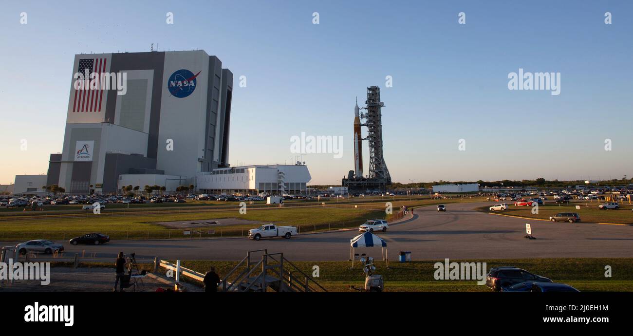 Kennedy Space Center, USA. 17. März 2022. Die NASA Space Launch System Rakete mit der Orion-Sonde an Bord wird auf einem mobilen Trägerrakete im Launch Complex 39B im Kennedy Space Center, 18. März 2022, in Cape Canaveral, Florida, ausgerollt. Die massive Rakete wurde zum ersten Mal vor dem Flugtest der vollständig gestapelten und integrierten SLS-Rakete und des Orion-Raumschiffs auf die Startrampe ausgerollt. Quelle: Joel Kowsky/USA Navy Photo/Alamy Live News Stockfoto