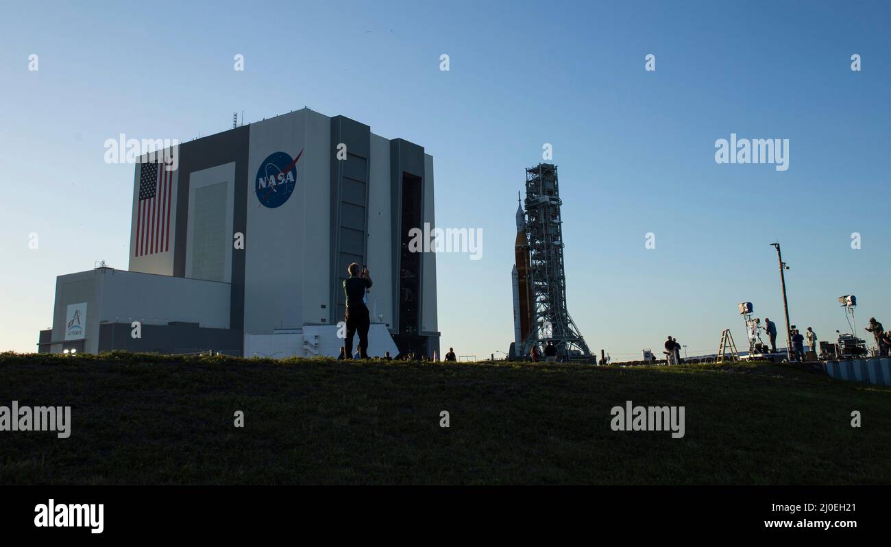 Kennedy Space Center, USA. 17. März 2022. Die NASA Space Launch System Rakete mit der Orion-Sonde an Bord wird auf einem mobilen Trägerrakete im Launch Complex 39B im Kennedy Space Center, 18. März 2022, in Cape Canaveral, Florida, ausgerollt. Die massive Rakete wurde zum ersten Mal vor dem Flugtest der vollständig gestapelten und integrierten SLS-Rakete und des Orion-Raumschiffs auf die Startrampe ausgerollt. Quelle: Joel Kowsky/USA Navy Photo/Alamy Live News Stockfoto