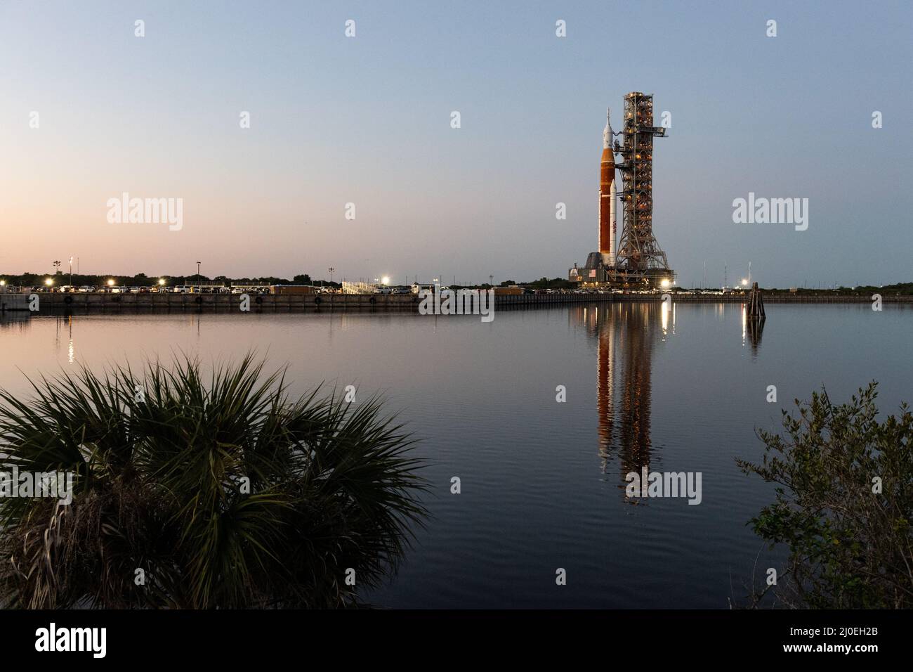 Kennedy Space Center, USA. 17. März 2022. Die NASA Space Launch System Rakete mit der Orion-Sonde an Bord wird auf einem mobilen Trägerrakete im Launch Complex 39B im Kennedy Space Center, 18. März 2022, in Cape Canaveral, Florida, ausgerollt. Die massive Rakete wurde zum ersten Mal vor dem Flugtest der vollständig gestapelten und integrierten SLS-Rakete und des Orion-Raumschiffs auf die Startrampe ausgerollt. Kredit: Keegan Barber/U.S. Navy Photo/Alamy Live News Stockfoto