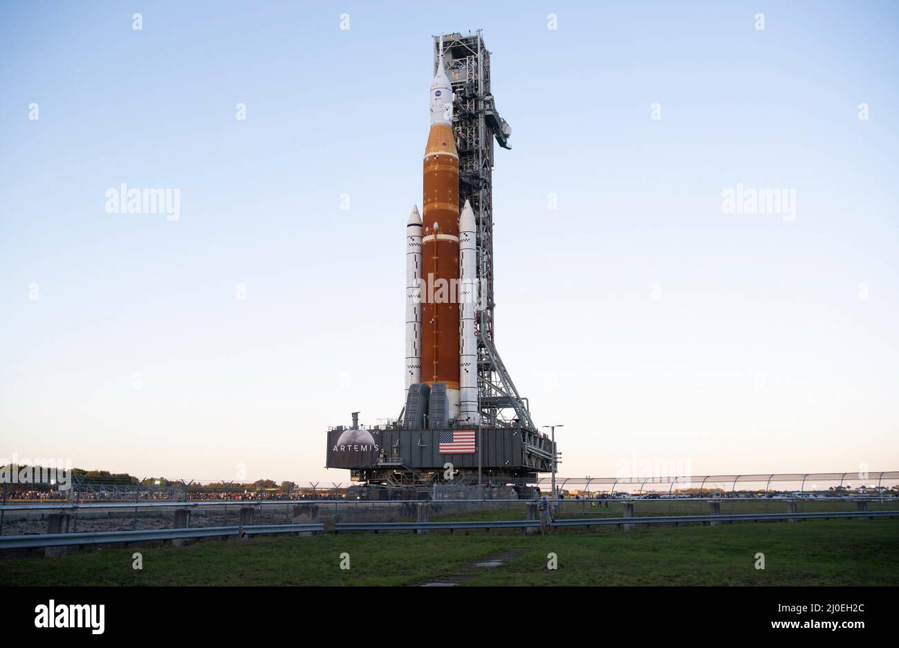 Kennedy Space Center, USA. 17. März 2022. Die NASA Space Launch System Rakete mit der Orion-Sonde an Bord wird auf einem mobilen Trägerrakete im Launch Complex 39B im Kennedy Space Center, 18. März 2022, in Cape Canaveral, Florida, ausgerollt. Die massive Rakete wurde zum ersten Mal vor dem Flugtest der vollständig gestapelten und integrierten SLS-Rakete und des Orion-Raumschiffs auf die Startrampe ausgerollt. Quelle: Joel Kowsky/USA Navy Photo/Alamy Live News Stockfoto