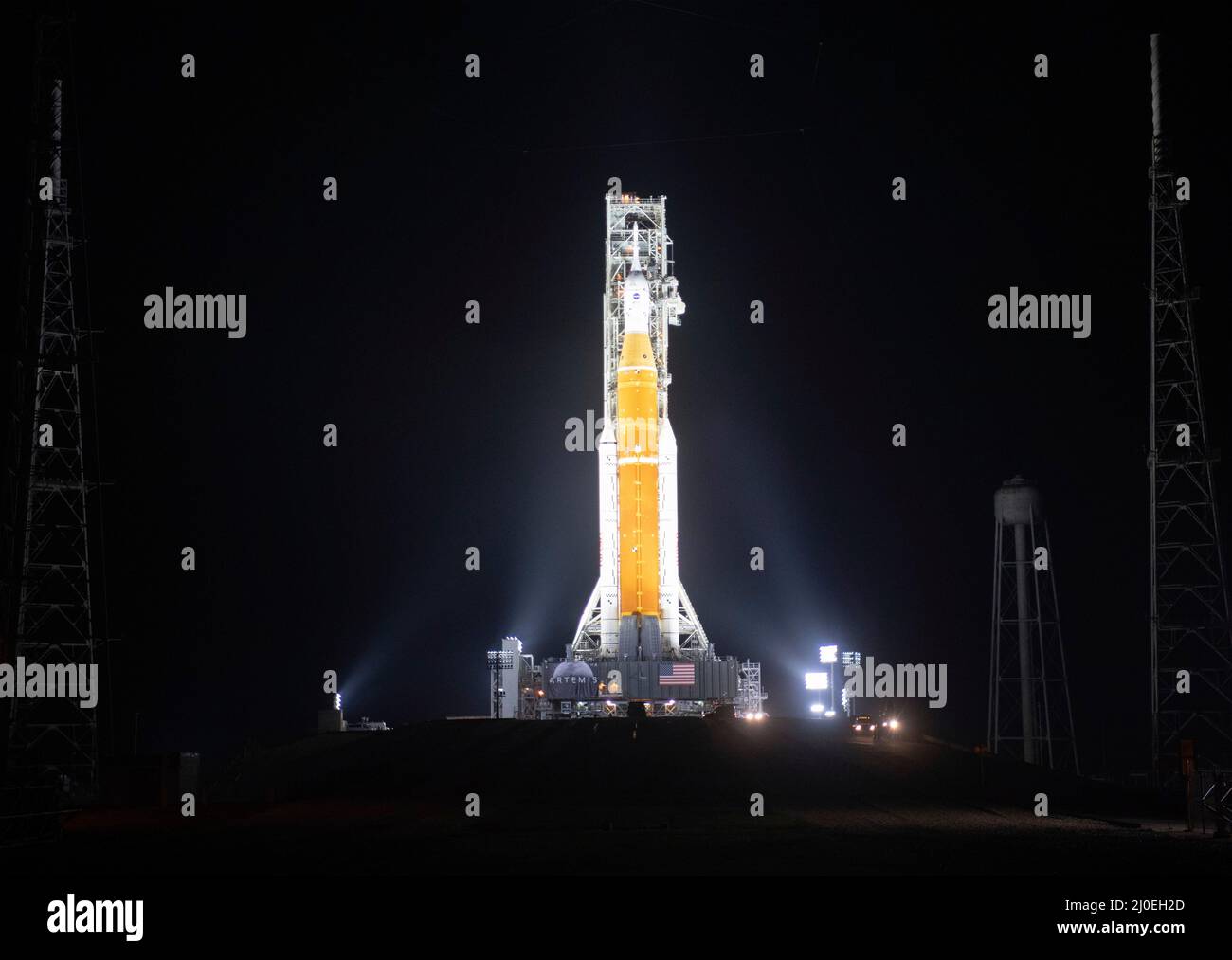 Kennedy Space Center, USA. 18. März 2022. Die NASA Space Launch System Rakete mit der Orion-Sonde an Bord wird von Scheinwerfern auf einem mobilen Trägerrakete am Launch Complex 39B im Kennedy Space Center, 18. März 2022, in Cape Canaveral, Florida, beleuchtet. Die massive Rakete wurde zum ersten Mal vor dem Flugtest der vollständig gestapelten und integrierten SLS-Rakete und des Orion-Raumschiffs auf die Startrampe ausgerollt. Quelle: Joel Kowsky/USA Navy Photo/Alamy Live News Stockfoto