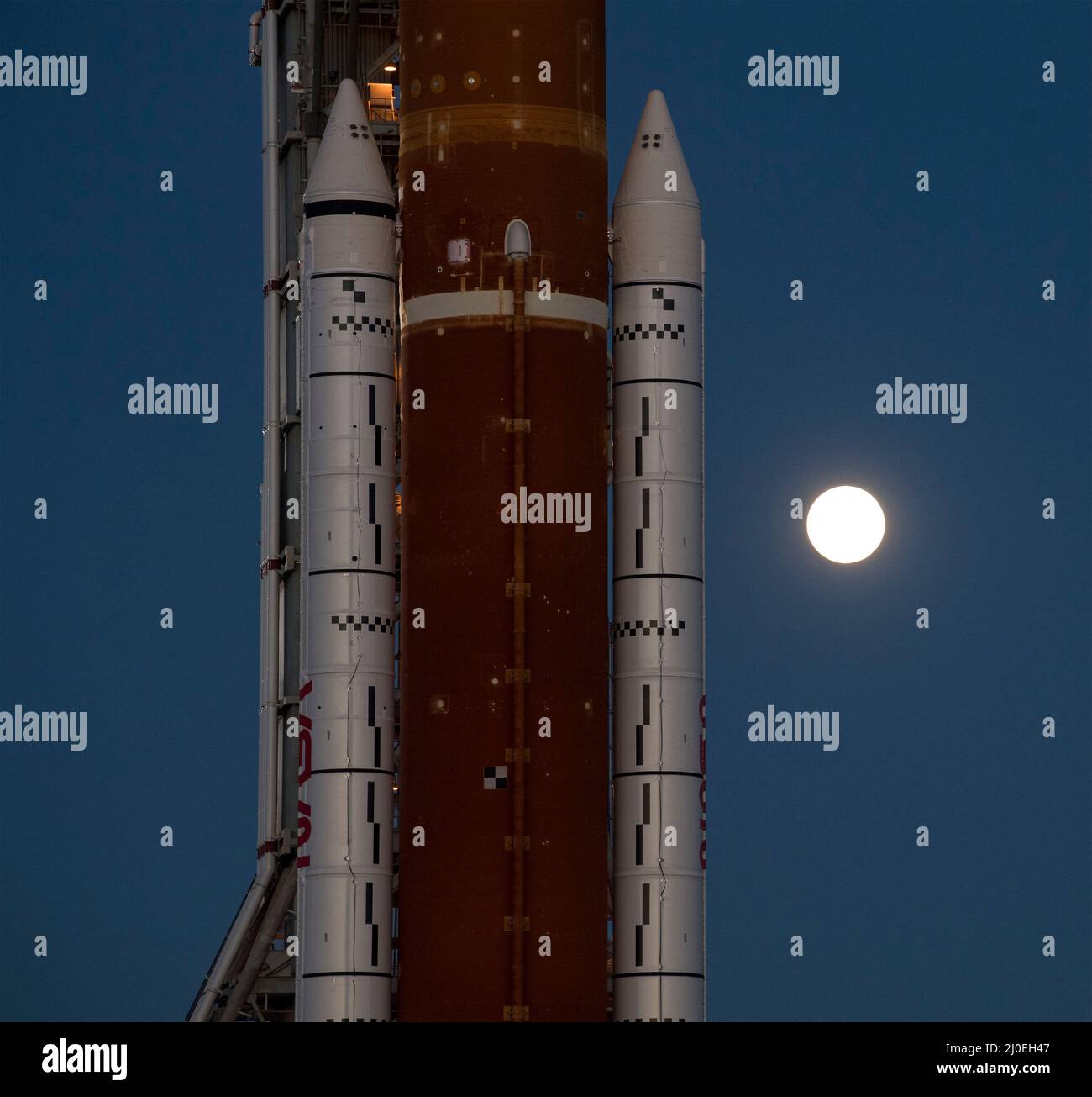 Kennedy Space Center, USA. 17. März 2022. Die NASA Space Launch System Rakete mit der Orion-Sonde an Bord wird auf einem mobilen Trägerrakete im Launch Complex 39B im Kennedy Space Center, 17. März 2022, in Cape Canaveral, Florida, ausgerollt. Die massive Rakete wurde zum ersten Mal vor dem Flugtest der vollständig gestapelten und integrierten SLS-Rakete und des Orion-Raumschiffs auf die Startrampe ausgerollt. Kredit: Aubrey Gemignani/U.S. Navy Photo/Alamy Live News Stockfoto