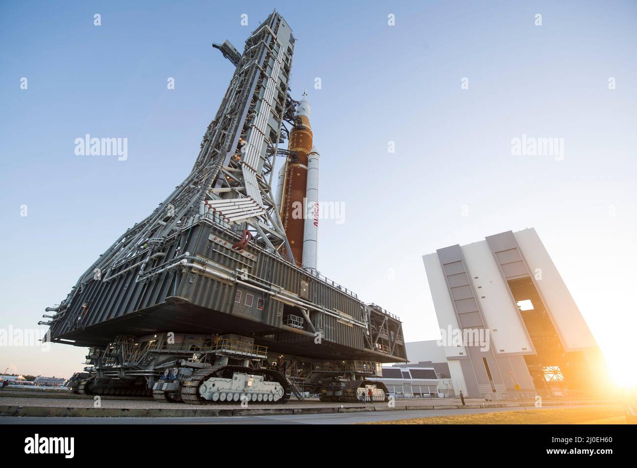 Kennedy Space Center, USA. 17. März 2022. Die NASA Space Launch System Rakete mit der Orion-Sonde an Bord wird auf einem mobilen Trägerrakete im Launch Complex 39B im Kennedy Space Center, 17. März 2022, in Cape Canaveral, Florida, ausgerollt. Die massive Rakete wurde zum ersten Mal vor dem Flugtest der vollständig gestapelten und integrierten SLS-Rakete und des Orion-Raumschiffs auf die Startrampe ausgerollt. Kredit: Aubrey Gemignani/U.S. Navy Photo/Alamy Live News Stockfoto