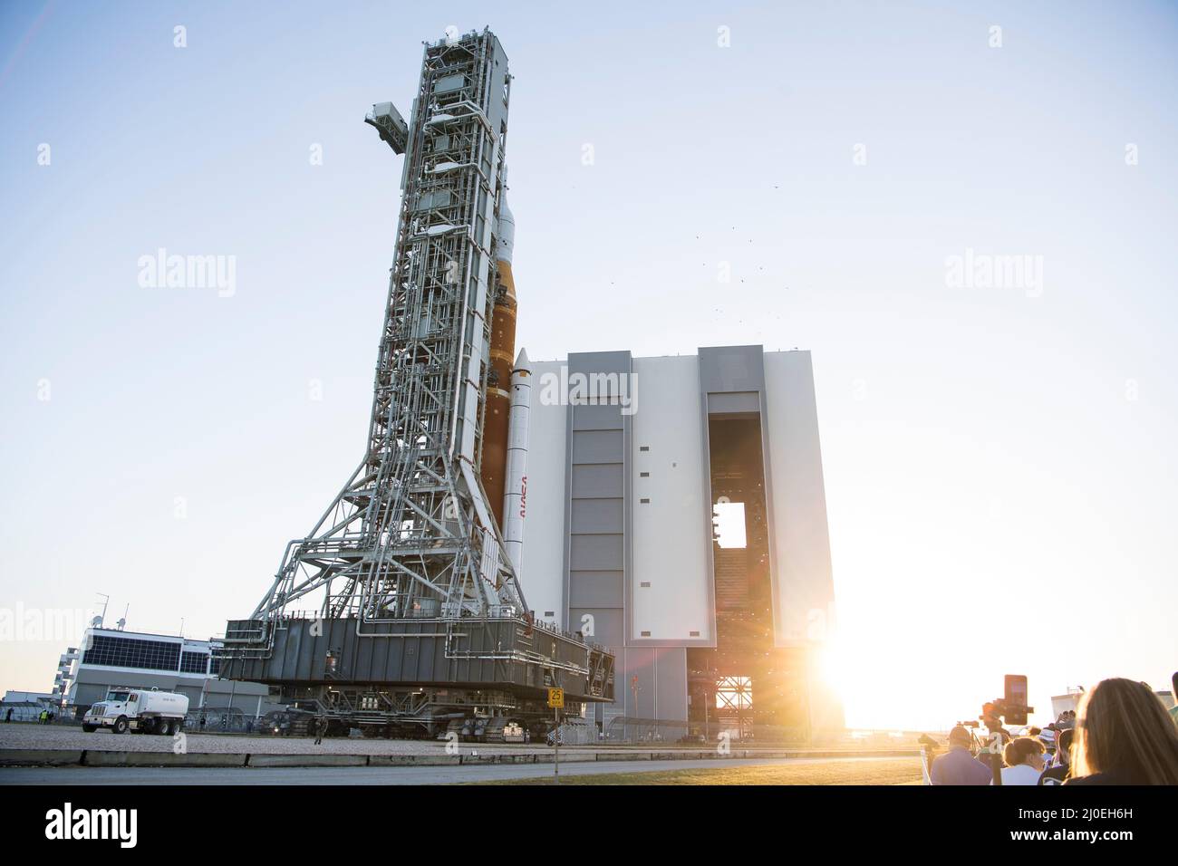 Kennedy Space Center, USA. 17. März 2022. Die NASA Space Launch System Rakete mit der Orion-Sonde an Bord wird auf einem mobilen Trägerrakete im Launch Complex 39B im Kennedy Space Center, 17. März 2022, in Cape Canaveral, Florida, ausgerollt. Die massive Rakete wurde zum ersten Mal vor dem Flugtest der vollständig gestapelten und integrierten SLS-Rakete und des Orion-Raumschiffs auf die Startrampe ausgerollt. Kredit: Aubrey Gemignani/U.S. Navy Photo/Alamy Live News Stockfoto