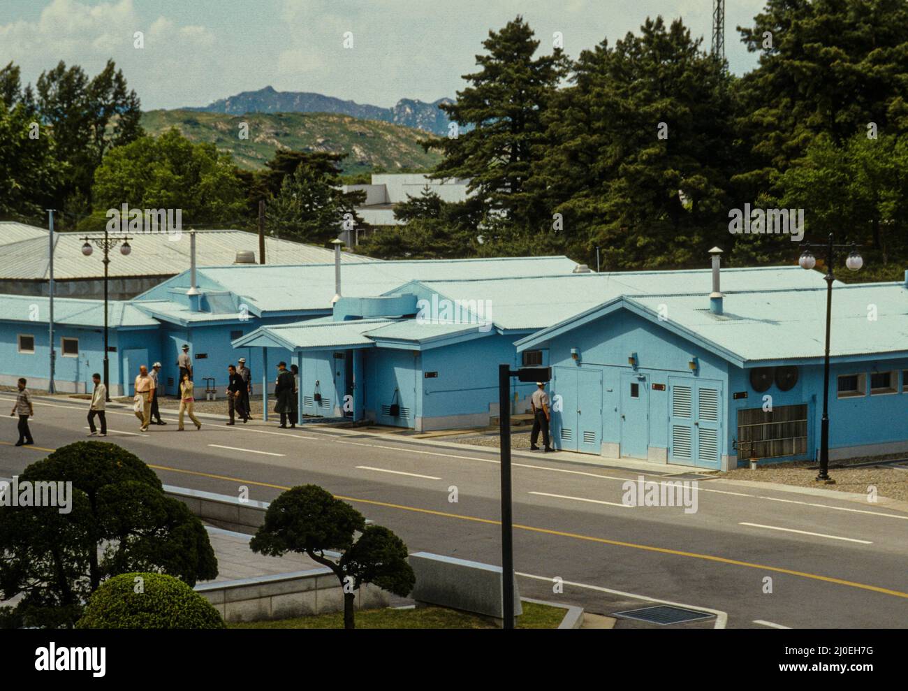 Die berühmten blauen Gebäude an der Grenzlinie am Panmunjeom sind eine beliebte Attraktion für internationale Touristen. Stockfoto