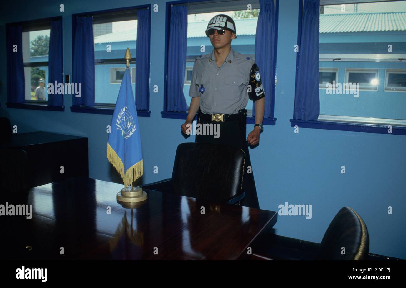 Ein südkoreanischer Soldat ist immer wachsam, wenn Touristen das historische Konferenzgebäude der Waffenstillstandsverhandlungen an der heutigen Grenzlinie in Panmunjeom besuchen. Stockfoto