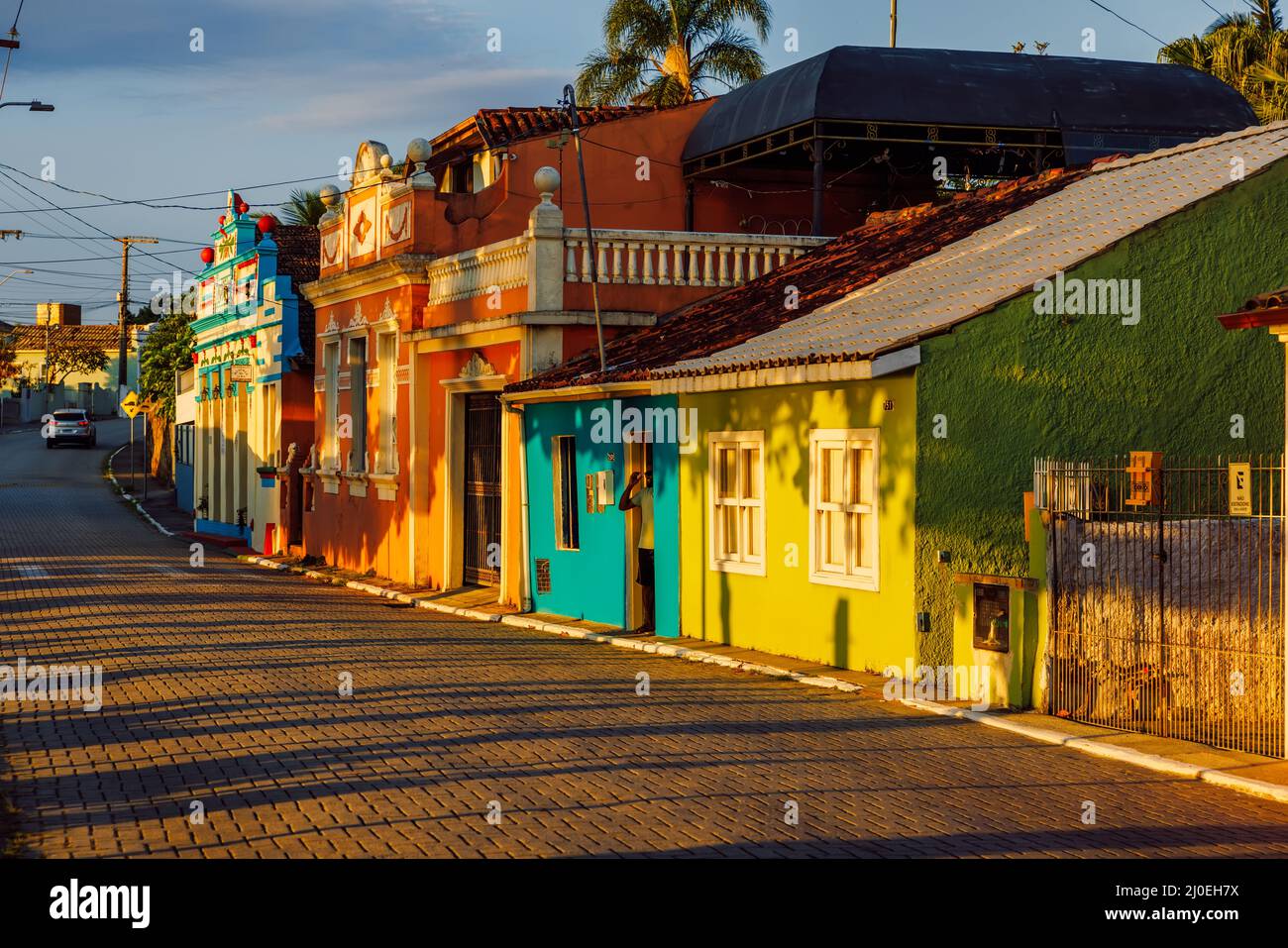 19. Januar 2022. Florianopolis, Brasilien. Straße mit alten bunten Häusern in Ribeirao da Ilha Stockfoto