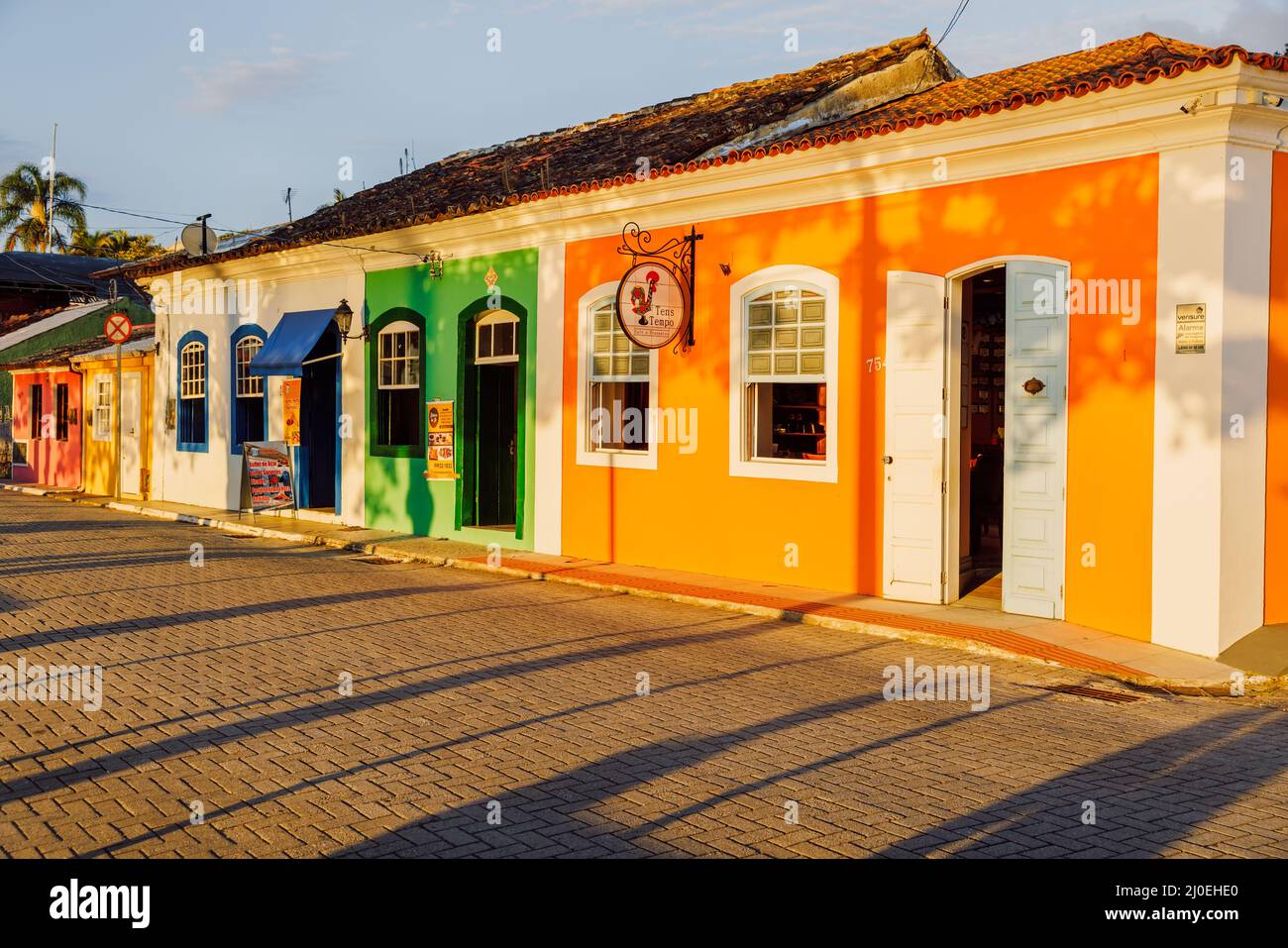 19. Januar 2022. Florianopolis, Brasilien. Straße mit alten bunten Häusern in Ribeirao da Ilha Stockfoto