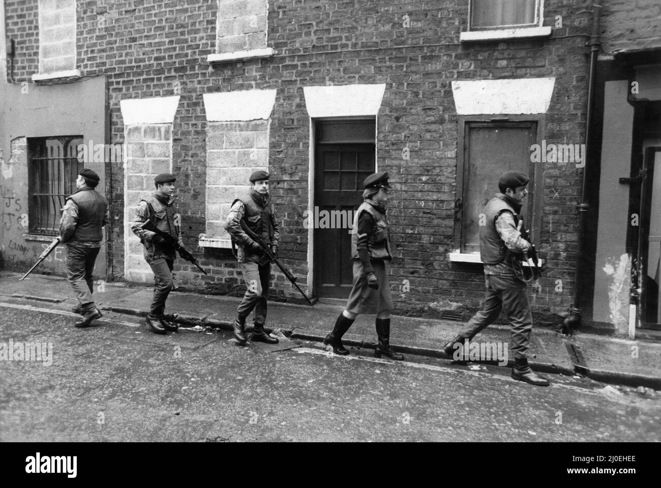 Lance Corporal Angie Ellison, 19, aus Doncaster auf Patrouille in Belfast mit einem „Backstein“ von Devon und Dorset Regt. März 1979 P035478 Stockfoto