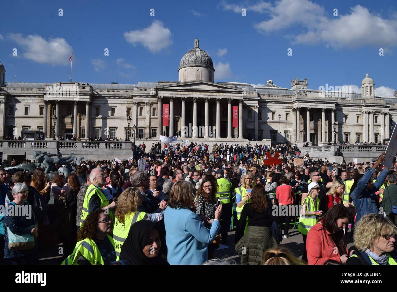 London, Großbritannien, 18.. März 2022. Tausende von Menschen versammelten sich auf dem Trafalgar Square zur Unterstützung des BSL-Gesetzes (British Sign Language). Kredit: Vuk Valcic/Alamy Live Nachrichten Stockfoto