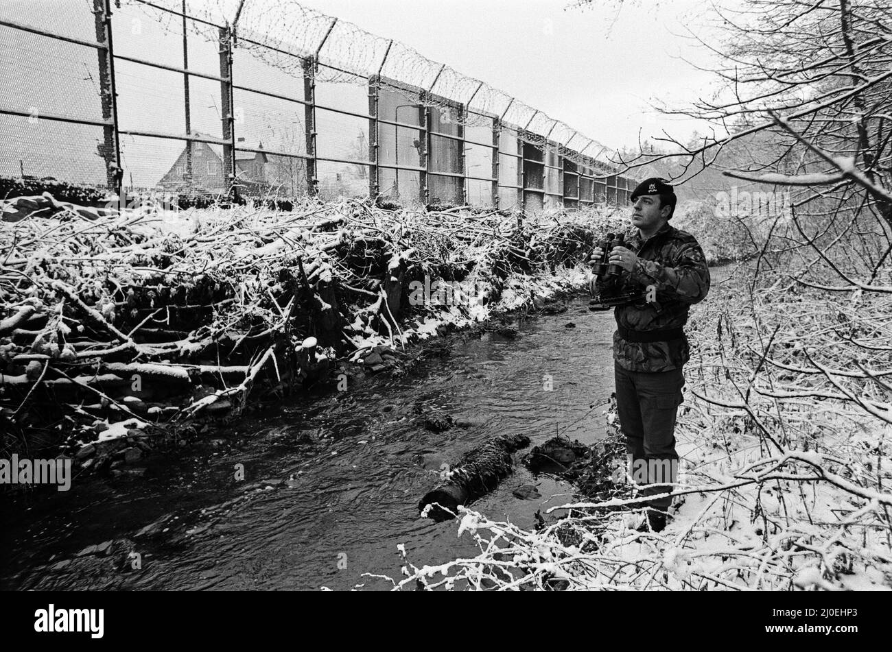 Britische Truppen patrouillieren an der Berliner Mauer zwischen Ost- und Westdeutschland. 13.. Dezember 1979. Stockfoto