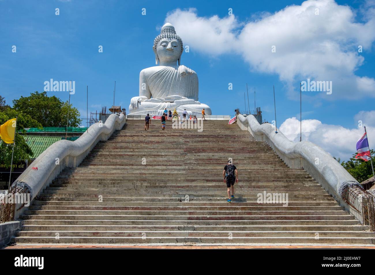 Der berühmte 45 Meter große Big Buddha in Karon in Phuket. Phuket ist eine große Insel und ein beliebtes Reiseziel im Süden Thailands. Stockfoto